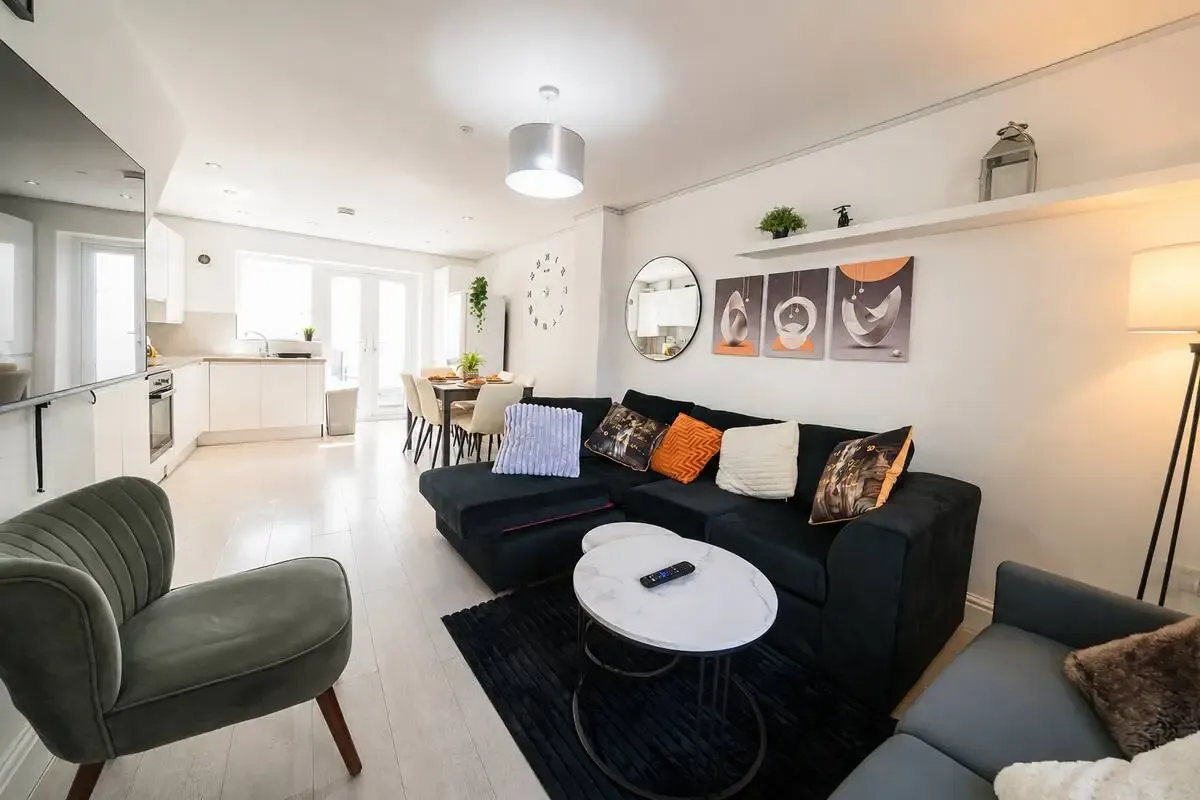 Spacious Cardiff 3BR Home | Free On-Site Parking in 11a Saint Peter's Street, Cardiff, CF24 3BA, United Kingdom - Property image 24 - VivreStays