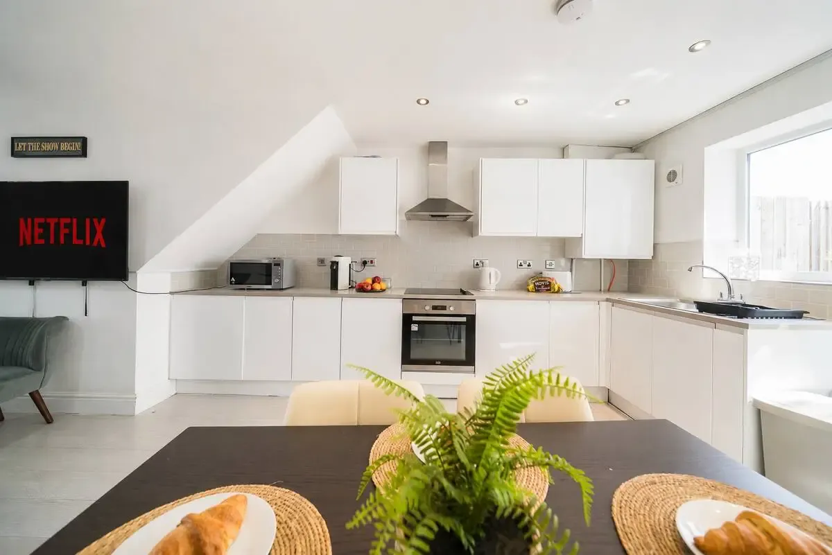 Spacious Cardiff 3BR Home | Free On-Site Parking in 11a Saint Peter's Street, Cardiff, CF24 3BA, United Kingdom - Property image 25 - VivreStays