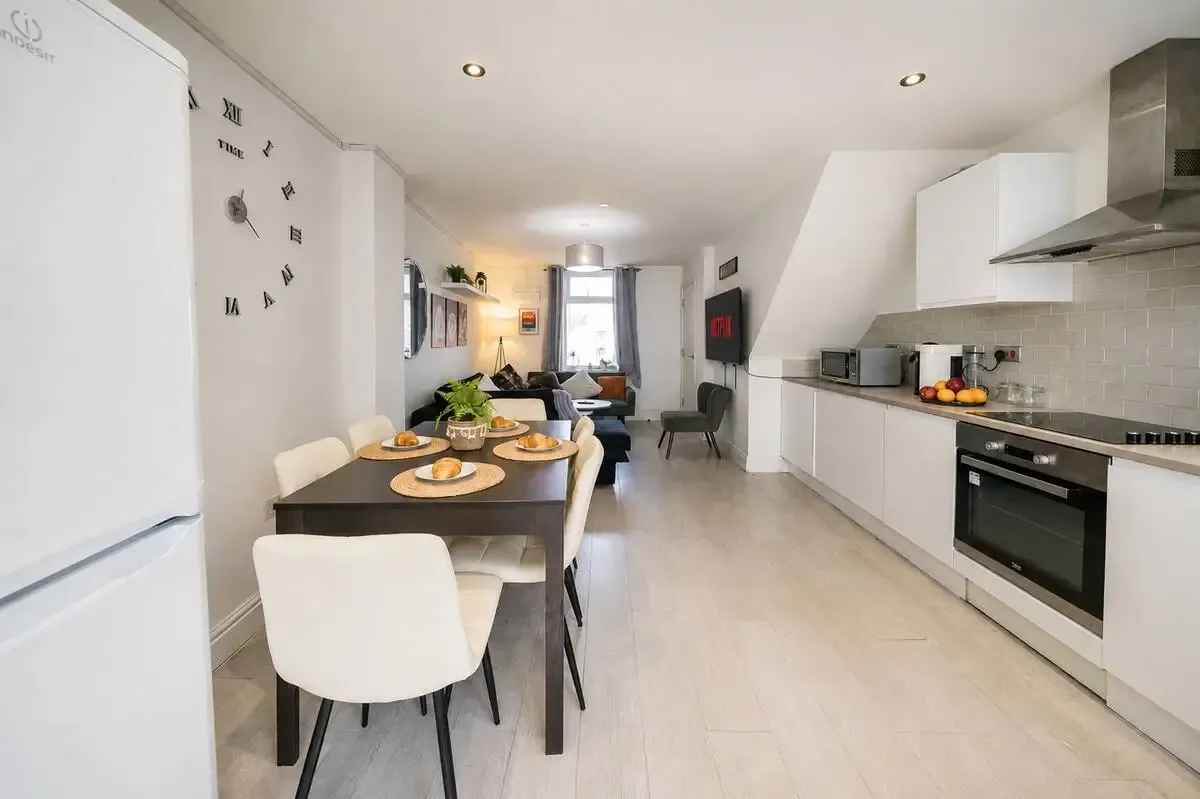 Spacious Cardiff 3BR Home | Free On-Site Parking in 11a Saint Peter's Street, Cardiff, CF24 3BA, United Kingdom - Property image 26 - VivreStays