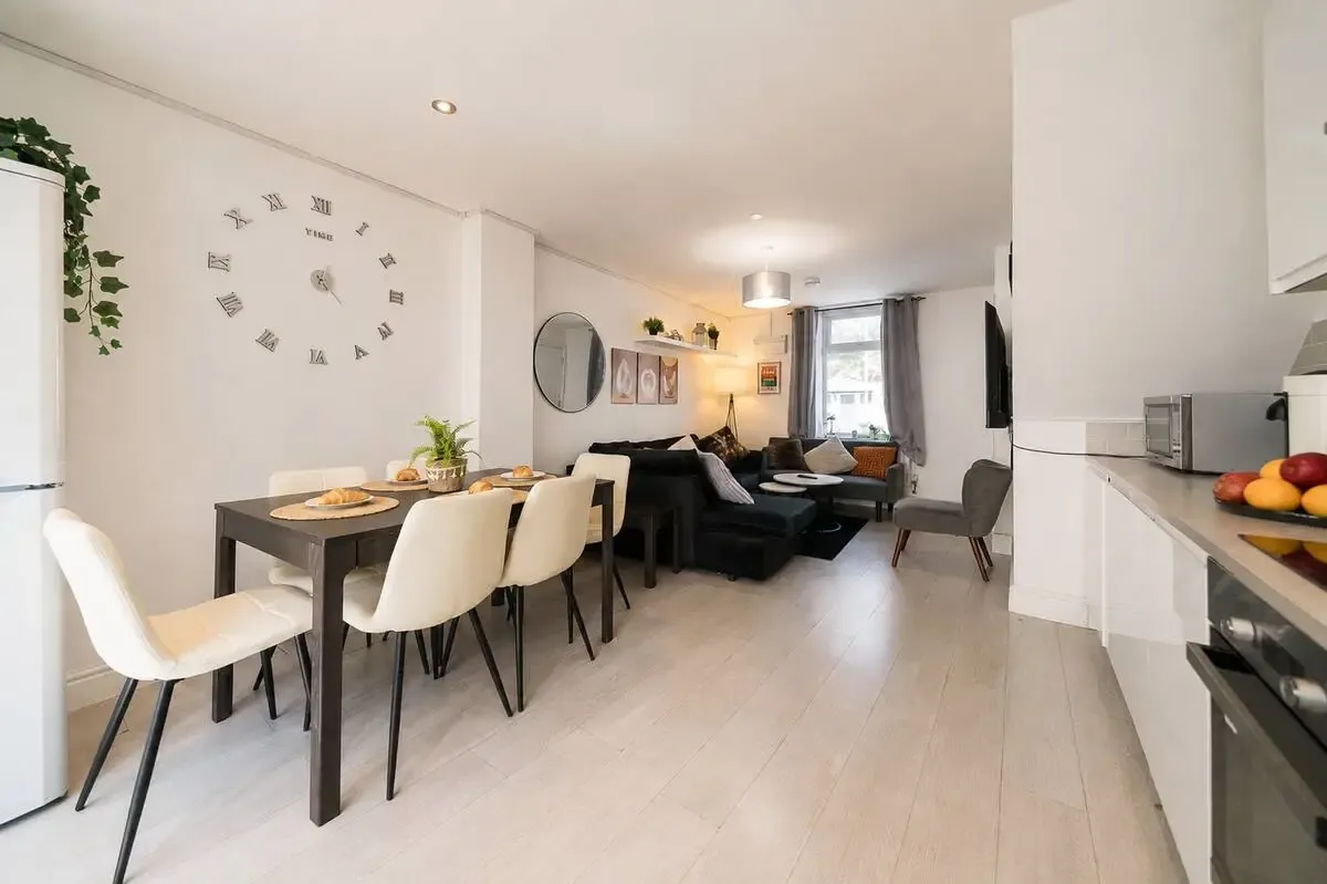 Spacious Cardiff 3BR Home | Free On-Site Parking in 11a Saint Peter's Street, Cardiff, CF24 3BA, United Kingdom - Property image 27 - VivreStays