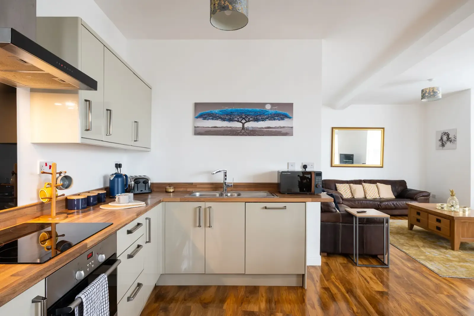 Spacious, Well-Equipped Apartment: Wi-Fi & Parking in NR30 2PA - Property image 3 - VivreStays