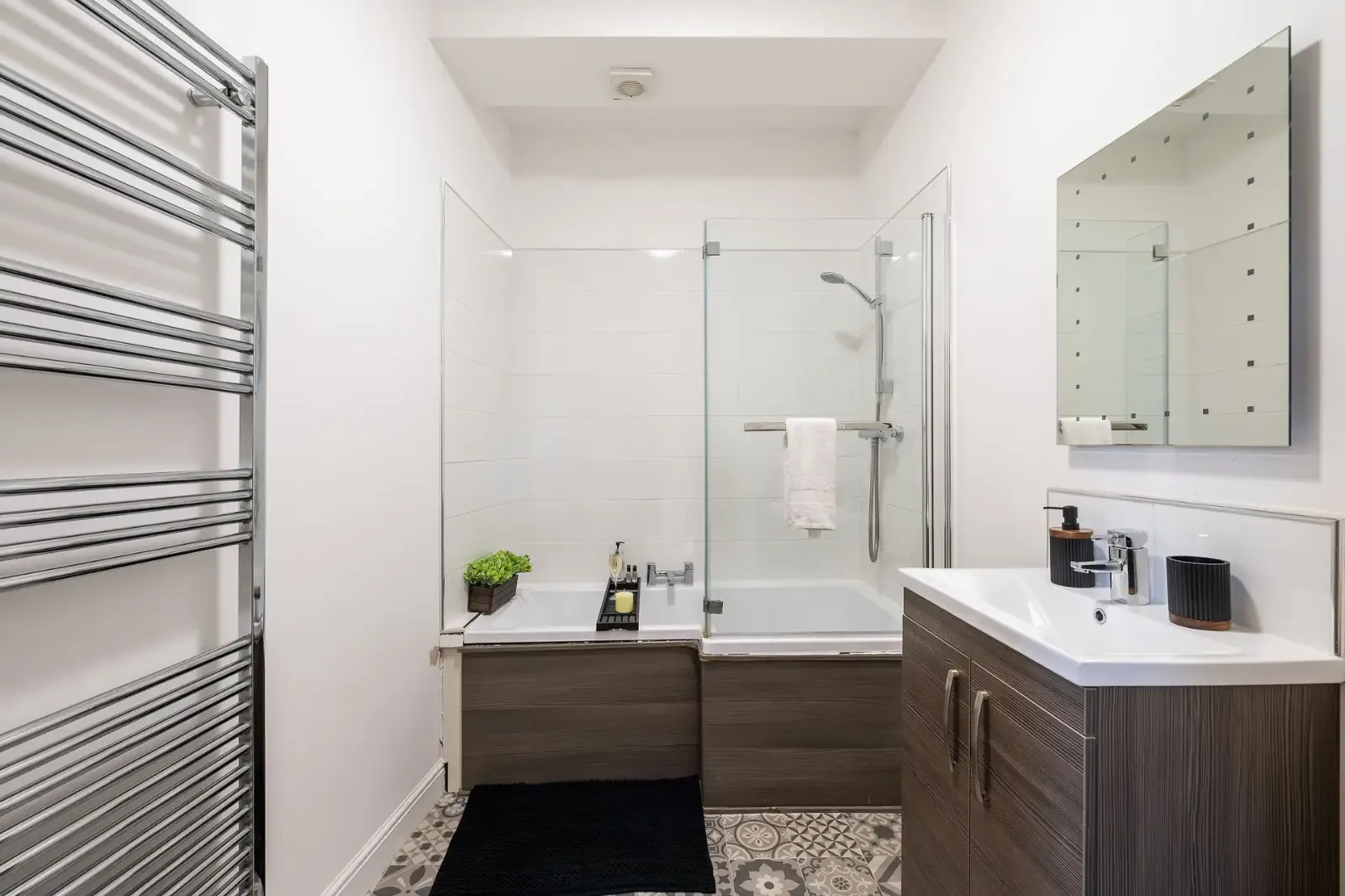 Spacious, Well-Equipped Apartment: Wi-Fi & Parking in NR30 2PA - Property image 12 - VivreStays