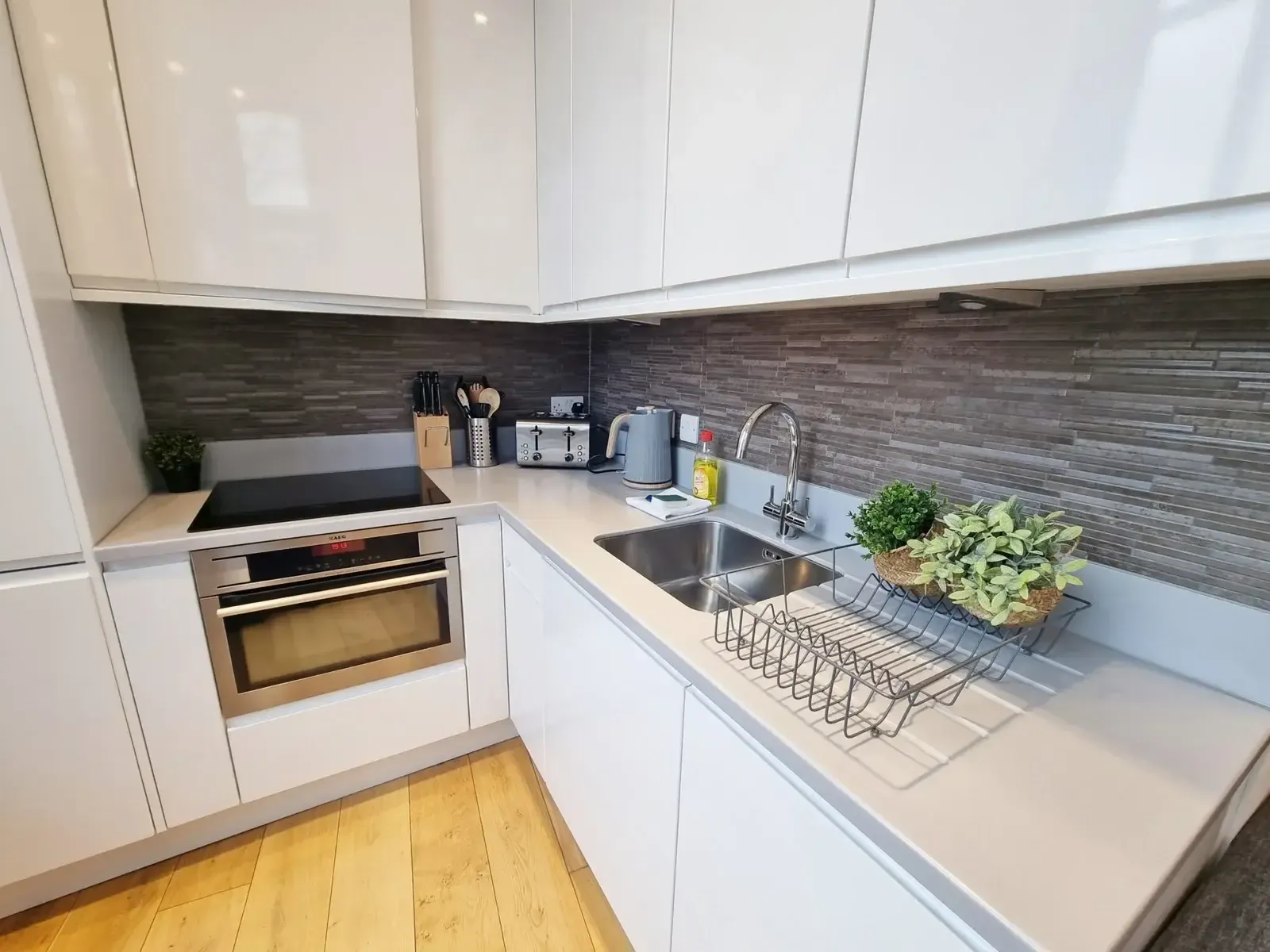 Shard View Apartments two-bedroom in 19 St. Mary At Hill, EC3R 8EE - Property image 3 - VivreStays