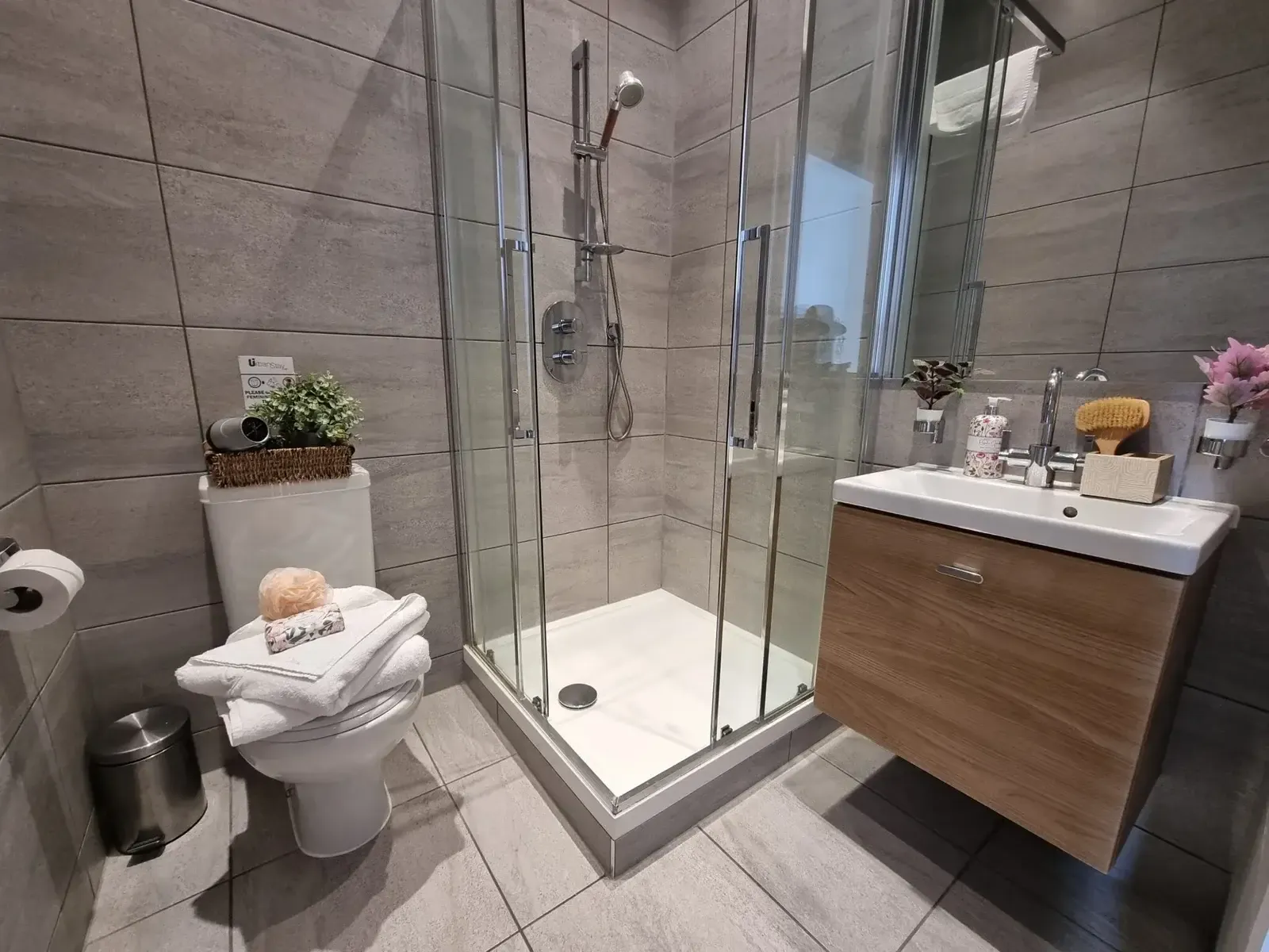 Shard View Apartments two-bedroom in 19 St. Mary At Hill, EC3R 8EE - Property image 5 - VivreStays