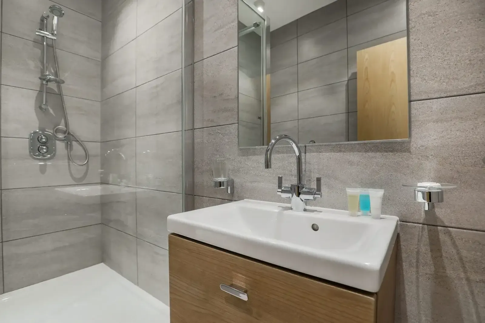 Shard View Apartments two-bedroom in 19 St. Mary At Hill, EC3R 8EE - Property image 6 - VivreStays