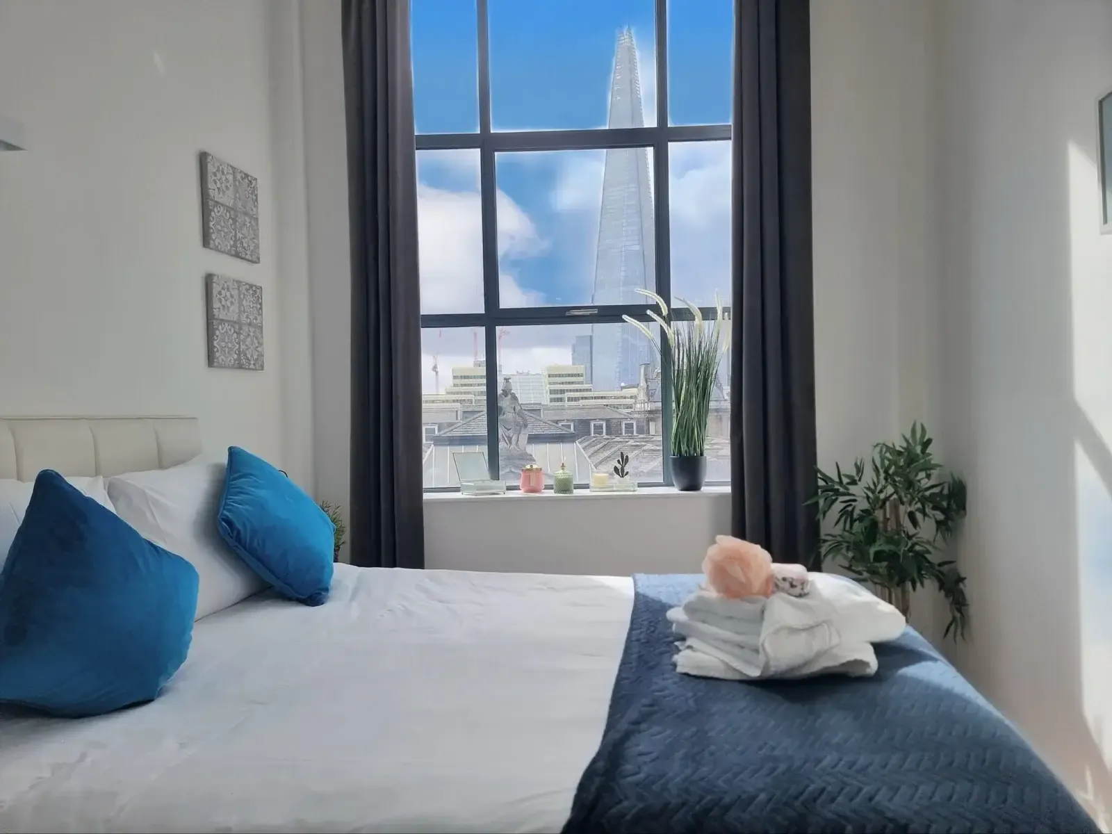 Shard View Apartments two-bedroom in 19 St. Mary At Hill, EC3R 8EE - Property image 8 - VivreStays