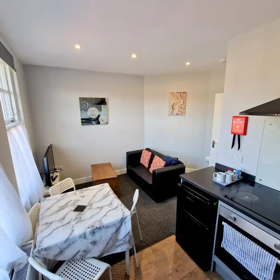 RH Apartment 4 in 19 Riverside Road, Norwich, NR1 1SR, United Kingdom - Property image 9 - VivreStays
