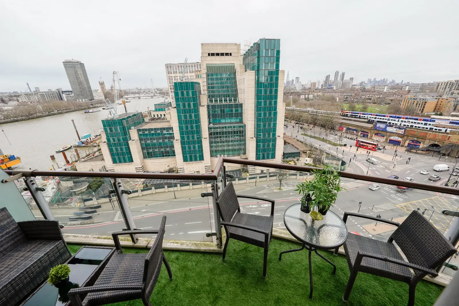 Thames View Apartment in SW8 2LS - Property image 25 - VivreStays