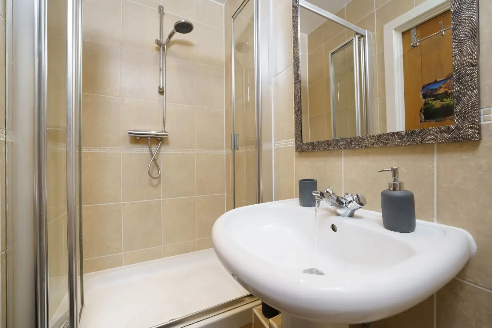 River Side Apartment in SW8 2LS - Property image 8 - VivreStays