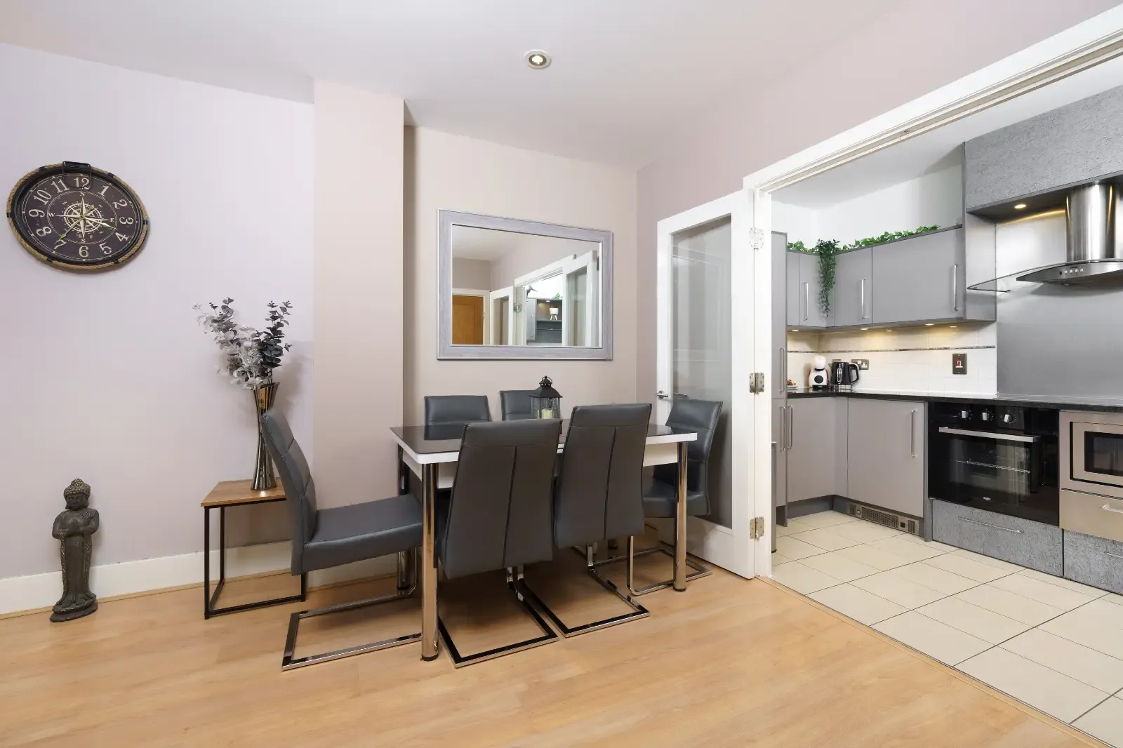 River Side Apartment in SW8 2LS - Property image 18 - VivreStays