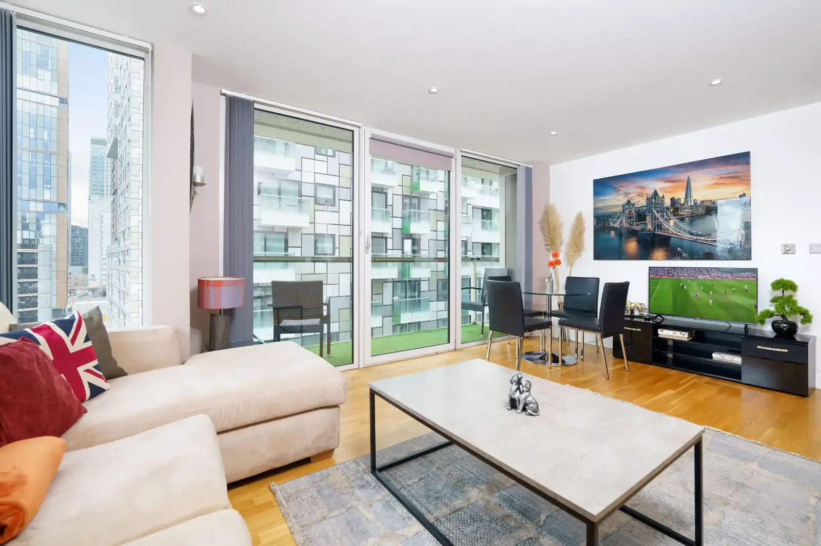 Millharbour Apartment in 38 Millharbour, E14 9JT - Property image 13 - VivreStays