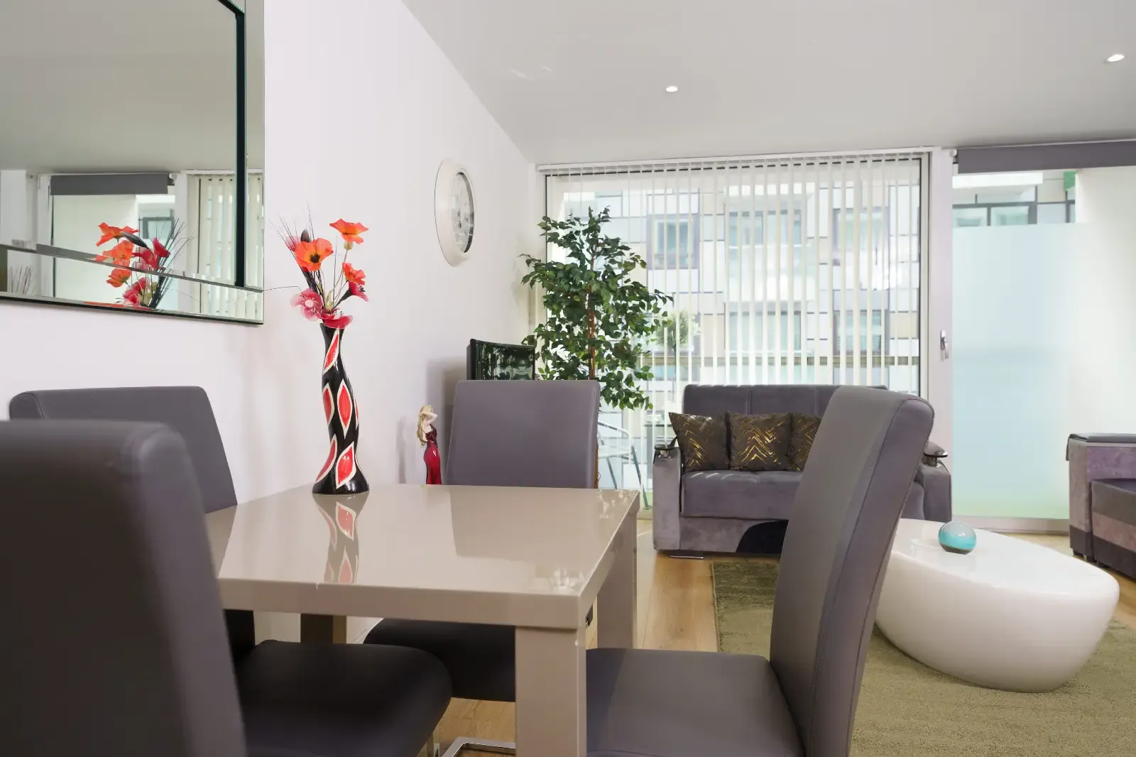 View Cobalt Point Apartment in 38 Millharbour, E14 9JT Cobalt Point Apartment in 38 Millharbour, E14 9JT - Property image 6 - VivreStays