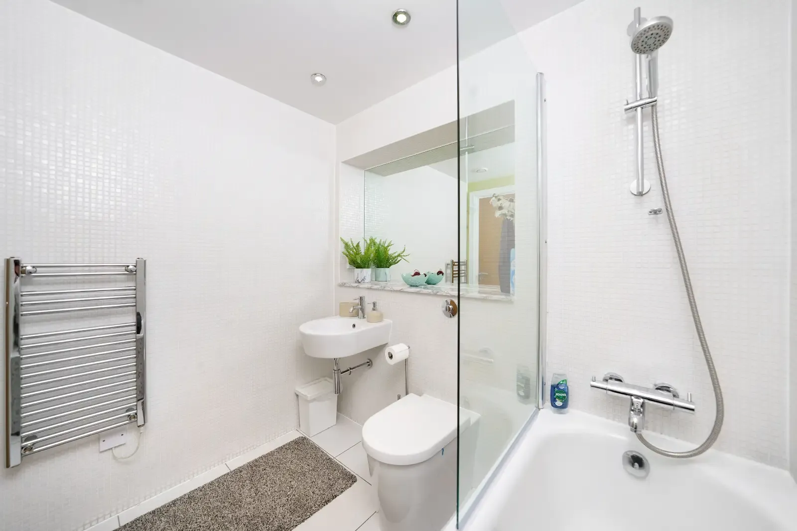 View Cobalt Point Apartment in 38 Millharbour, E14 9JT Cobalt Point Apartment in 38 Millharbour, E14 9JT - Property image 17 - VivreStays