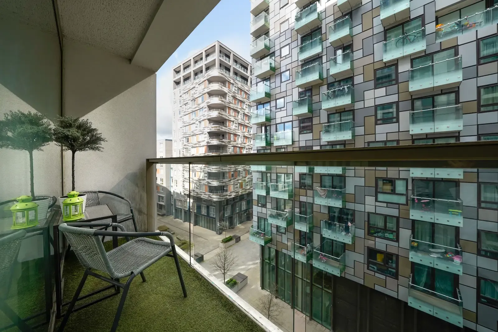 View Cobalt Point Apartment in 38 Millharbour, E14 9JT Cobalt Point Apartment in 38 Millharbour, E14 9JT - Property image 20 - VivreStays