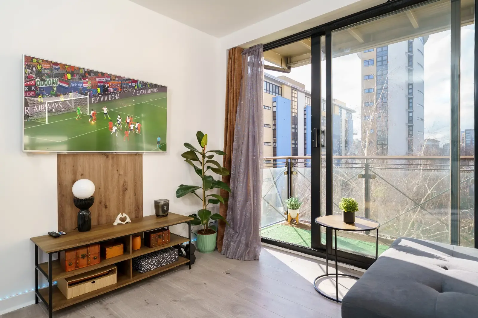 Ocean Wharf Apartment in 60 Westferry Road, E14 8LN - Property image 14 - VivreStays