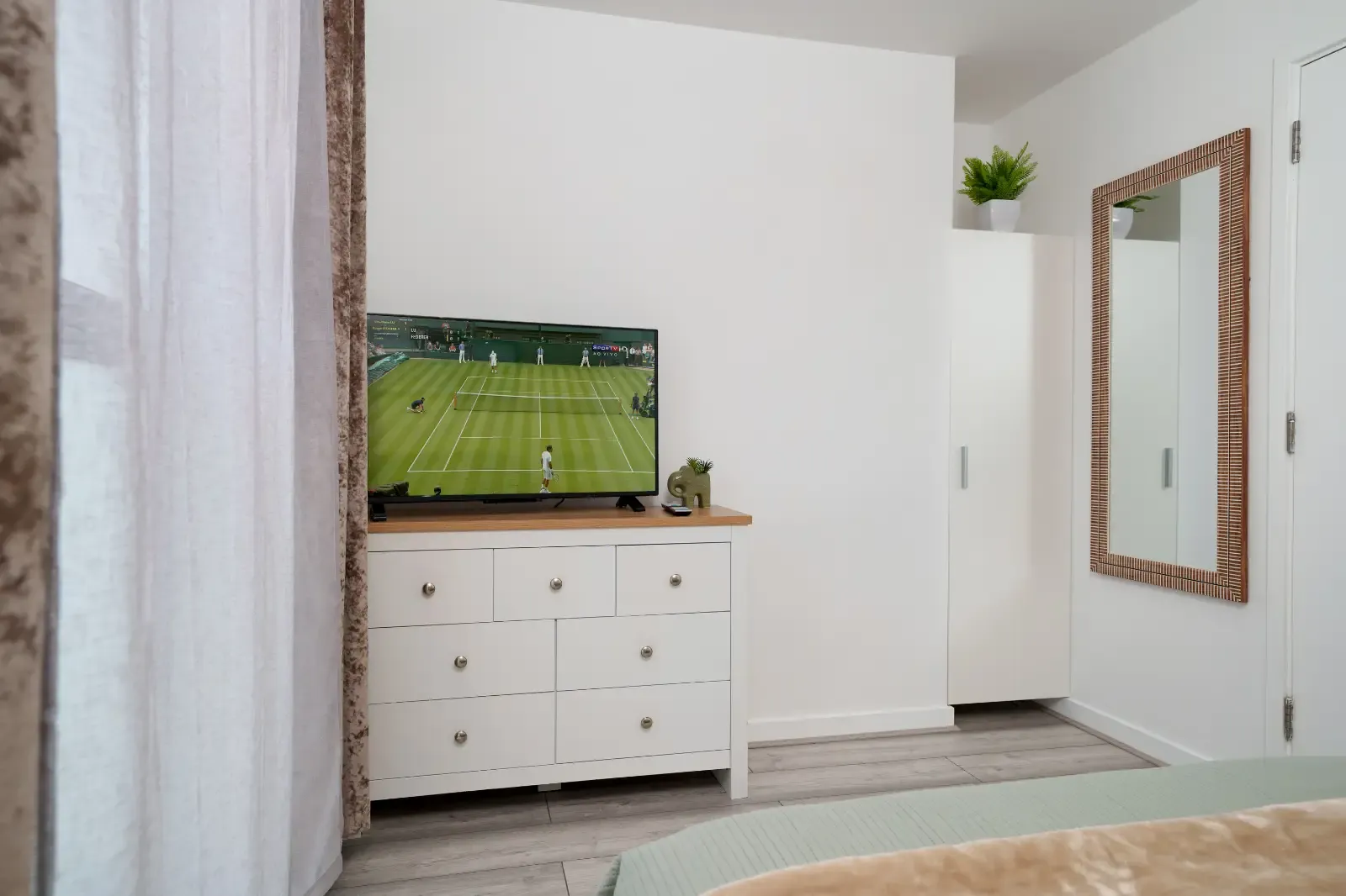 View Queen of the Isle Apartment in E14 3NY, London, Greater London, England, United Kingdom Queen of the Isle Apartment in E14 3NY, London, Greater London, England, United Kingdom - Property image 15 - VivreStays