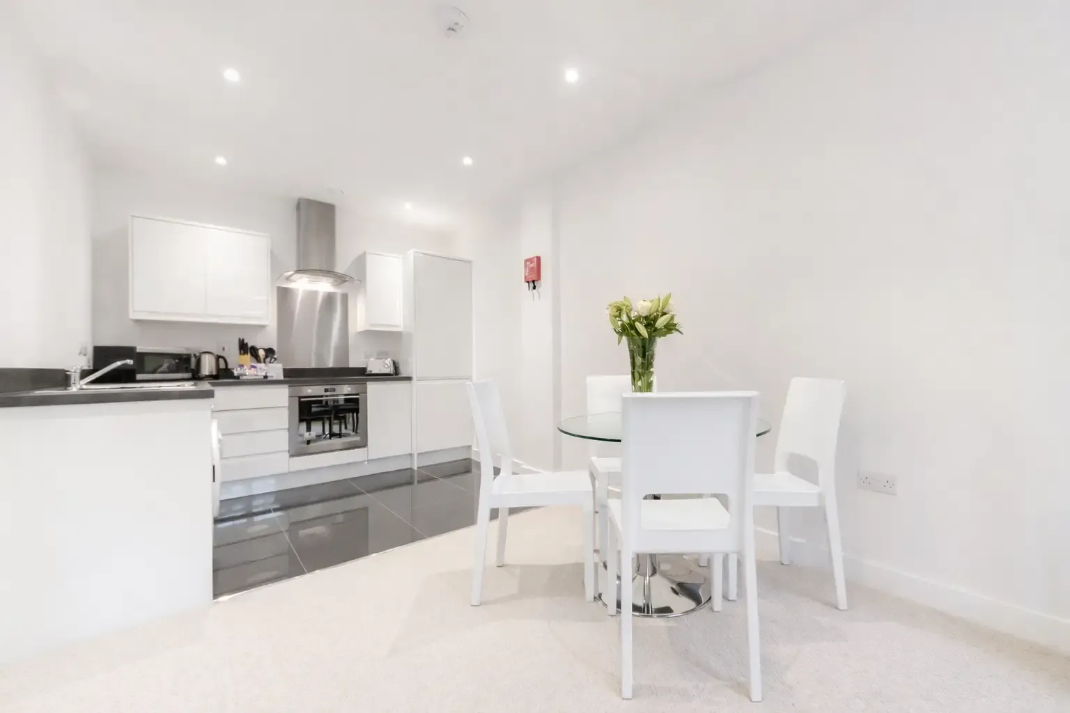 Nouvelle House - 2 Bed in 52 Sutton Court Road, Sutton, SM1 4SL, United Kingdom - Property image 2 - VivreStays