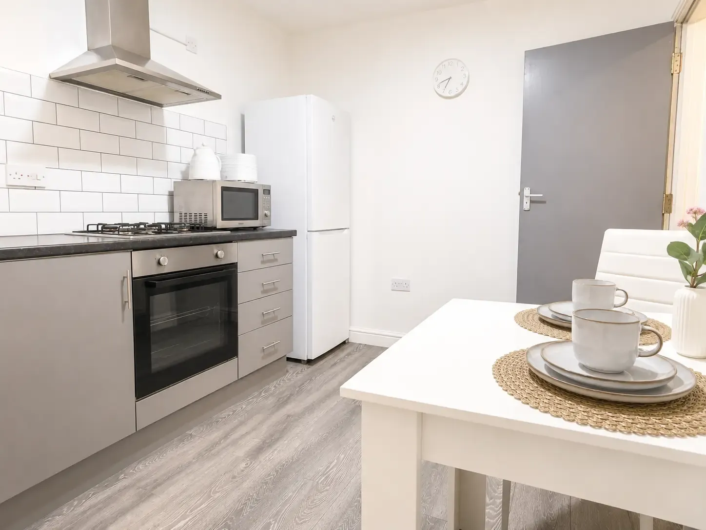 The Shed - Cosy 2-bed flat with free parking in 60a Woodville Road, CF24 4EB - Property image 3 - VivreStays