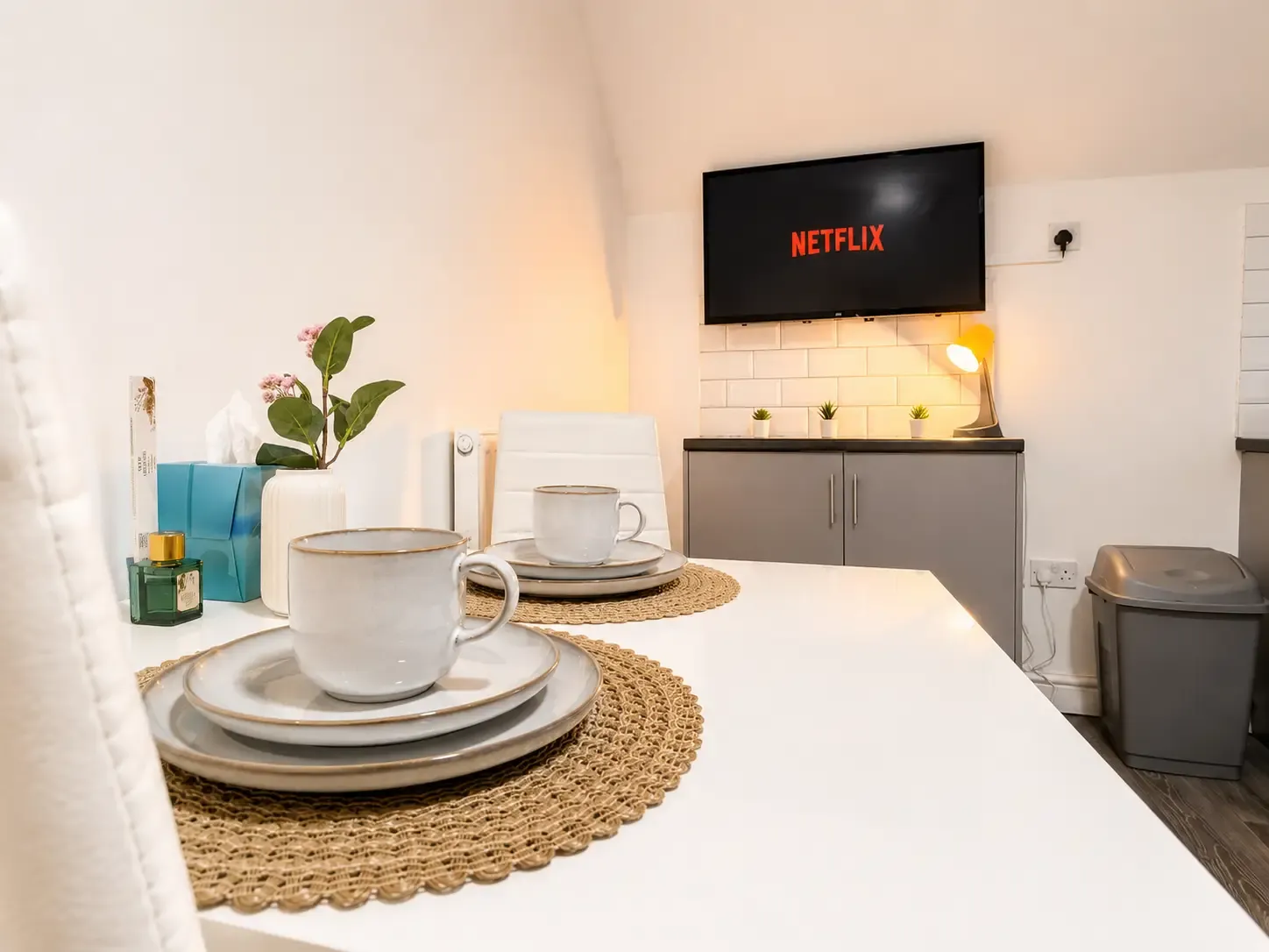 The Shed - Cosy 2-bed flat with free parking serviced apartment - Cardiff - VivreStays