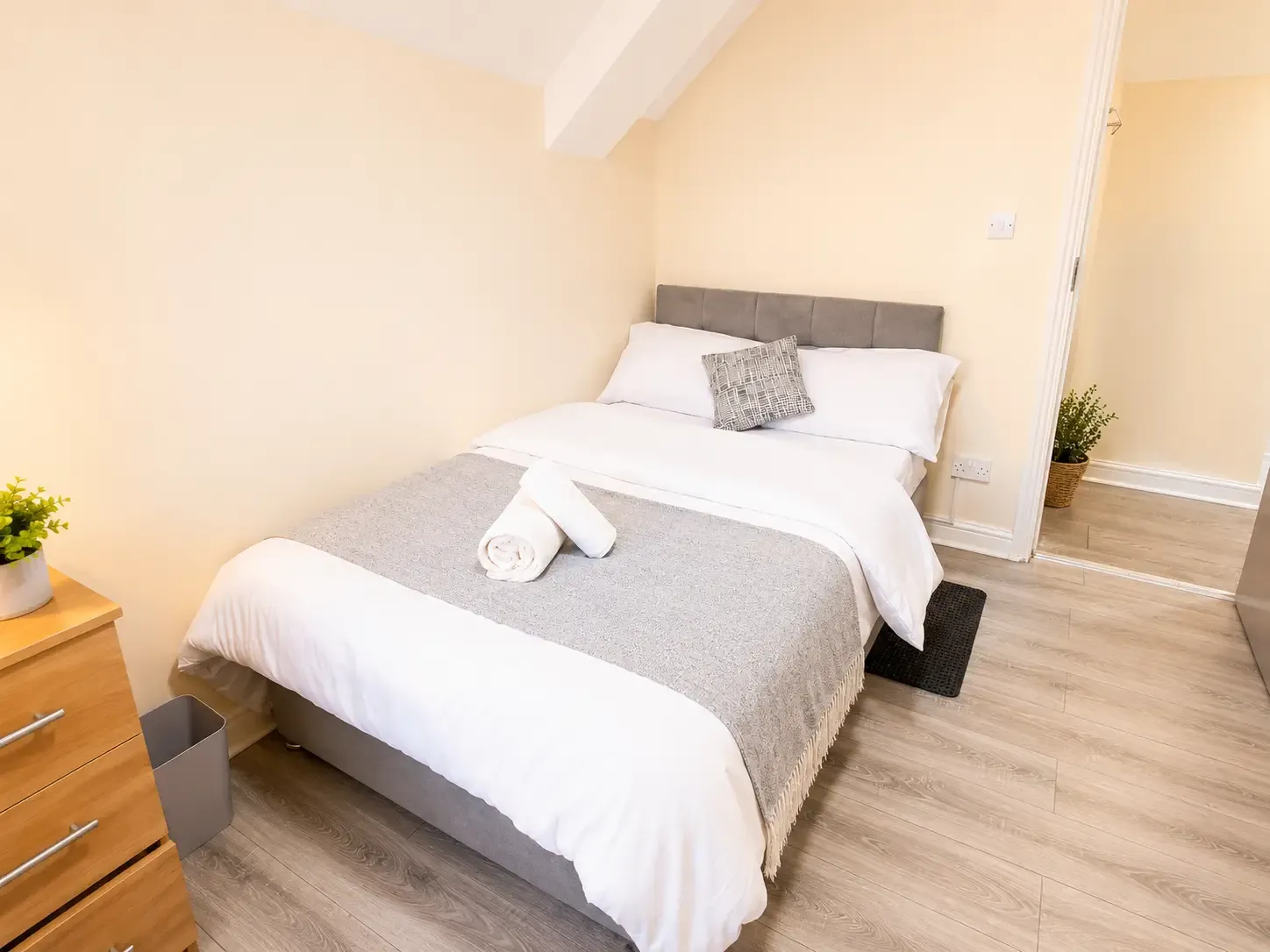 The Shed - Cosy 2-bed flat with free parking in 60a Woodville Road, CF24 4EB - Property image 7 - VivreStays