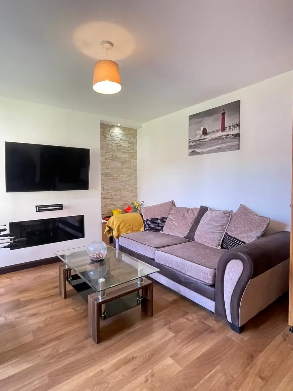 Stylish 2 Bedroom Apartment in Bradford City Center with Free Parking in Avenham Way 10 - Property image 4 - VivreStays