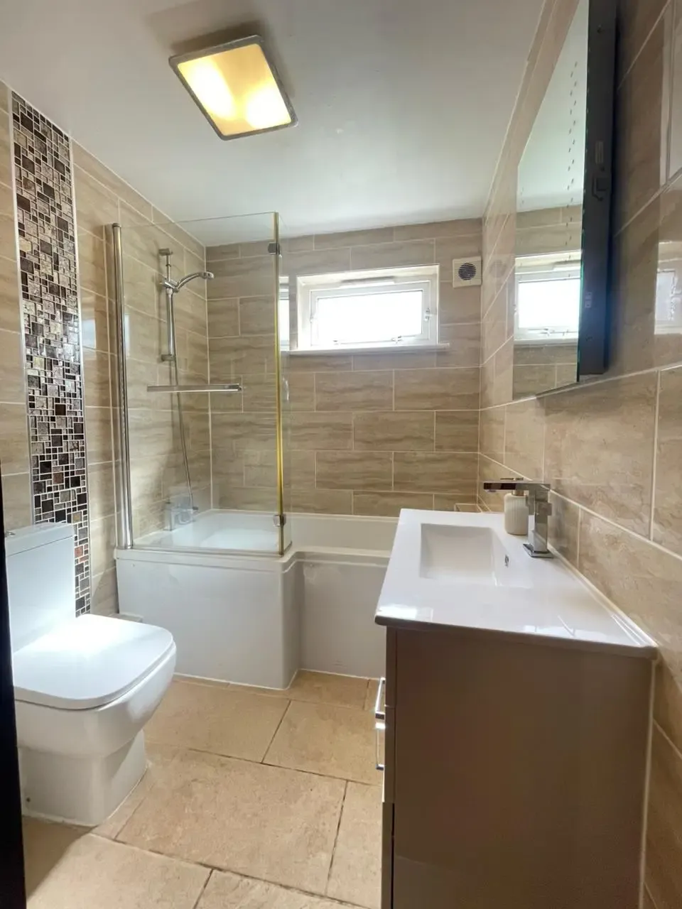 Stylish 2 Bedroom Apartment in Bradford City Center with Free Parking in Avenham Way 10 - Property image 16 - VivreStays
