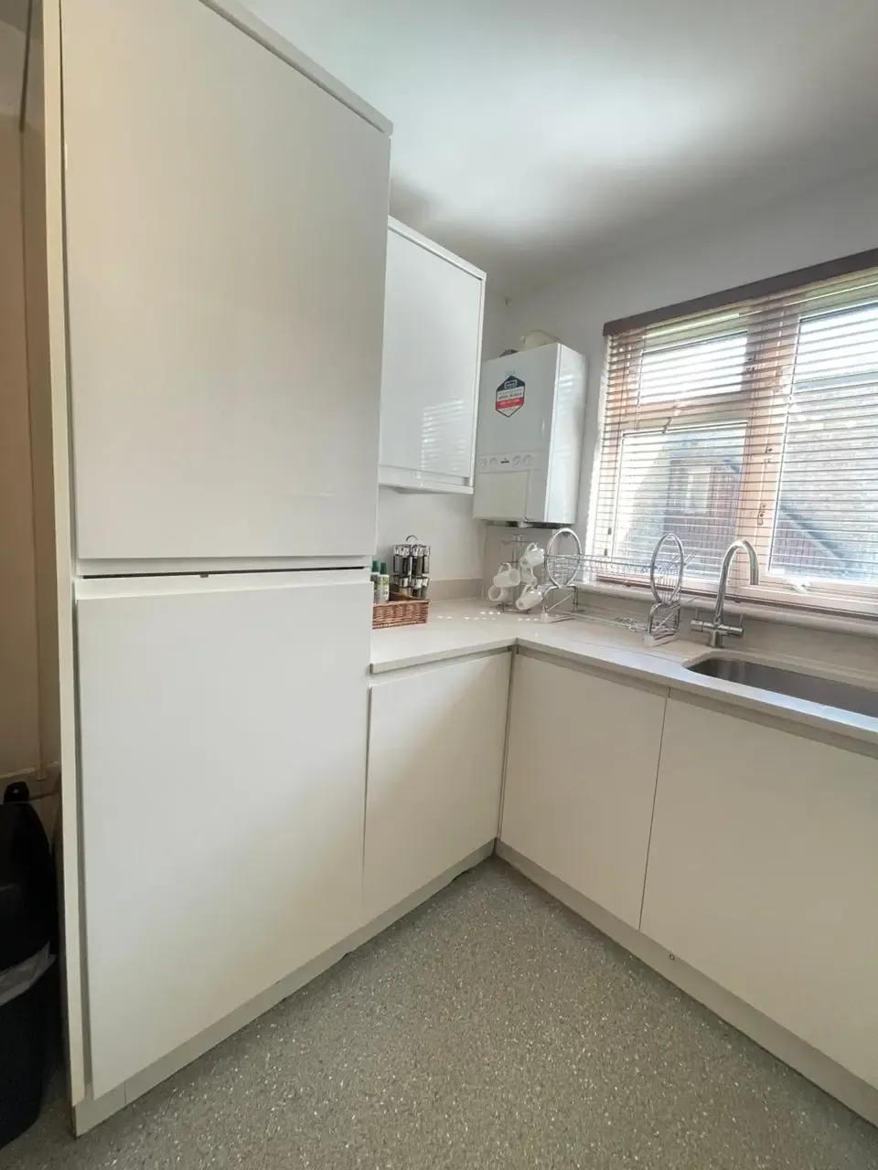 Stylish 2 Bedroom Apartment in Bradford City Center with Free Parking in Avenham Way 10 - Property image 18 - VivreStays