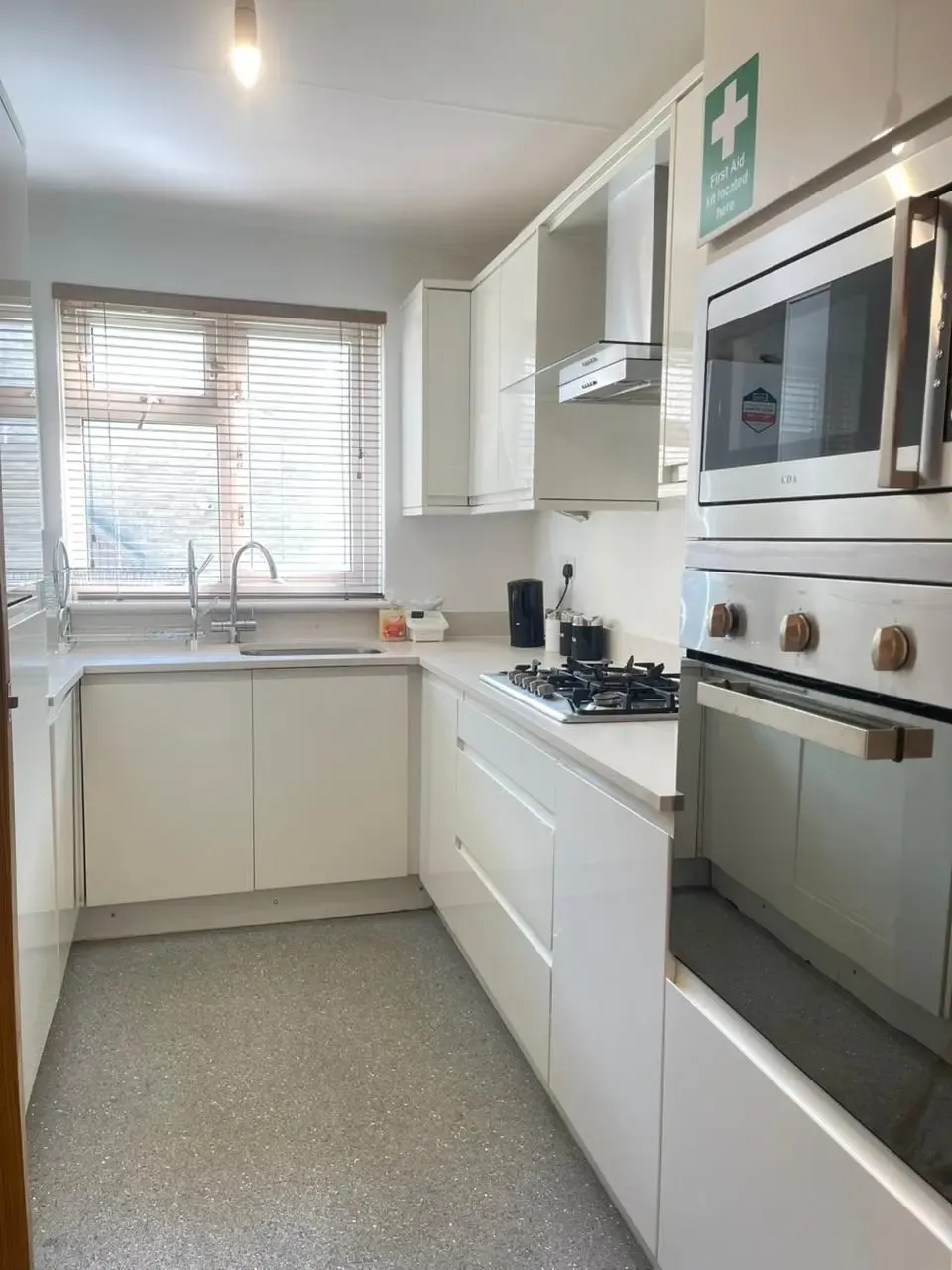 Stylish 2 Bedroom Apartment in Bradford City Center with Free Parking in Avenham Way 10 - Property image 27 - VivreStays