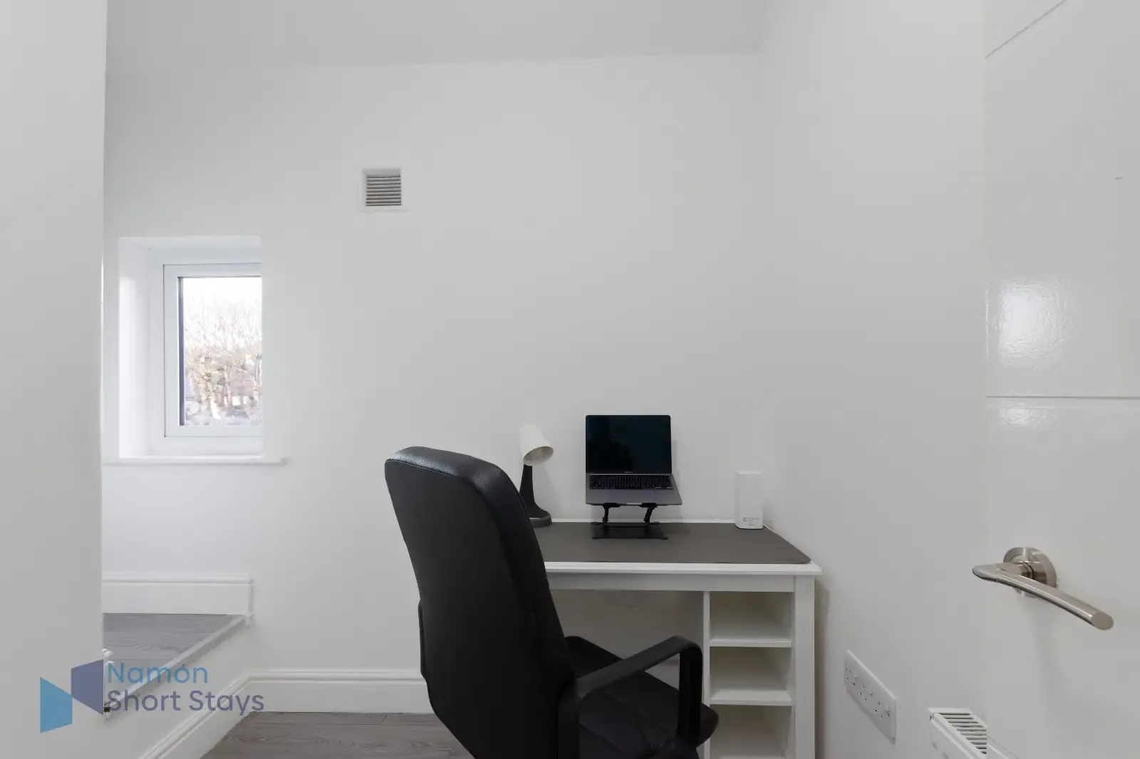 Large Comfy 4BR, Ideal for Workers, FREE Parking in 84 Windermere Road, CR5 2JB - Property image 5 - VivreStays