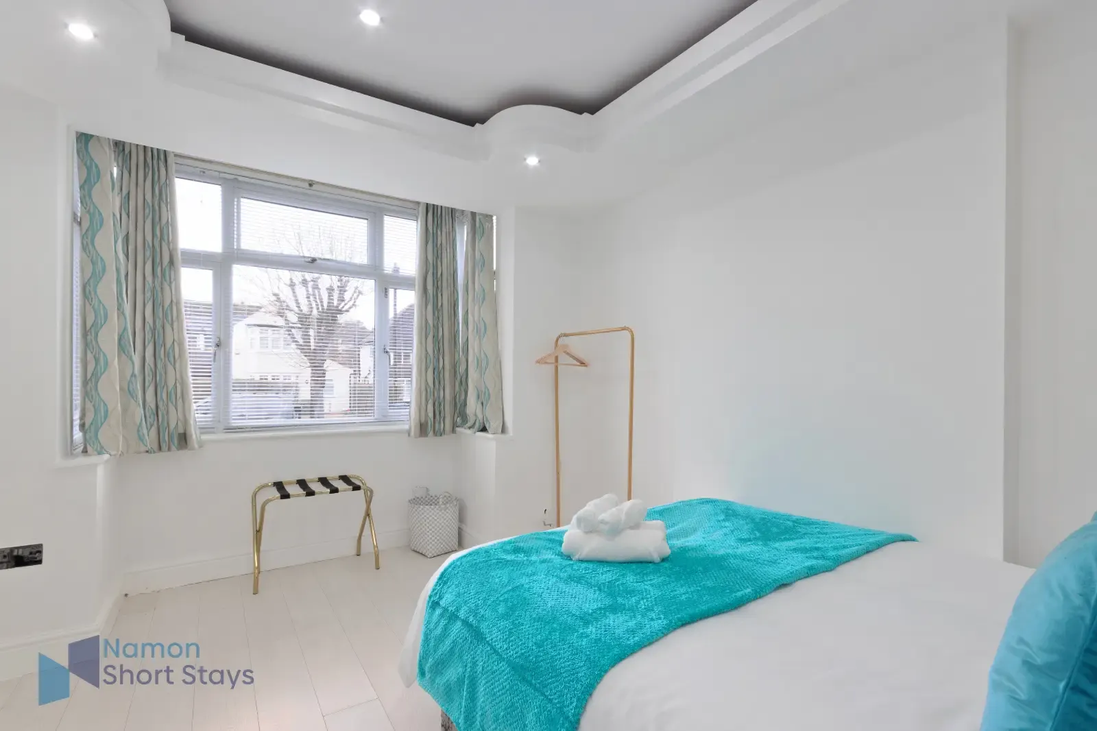Large Comfy 4BR, Ideal for Workers, FREE Parking in 84 Windermere Road, CR5 2JB - Property image 8 - VivreStays