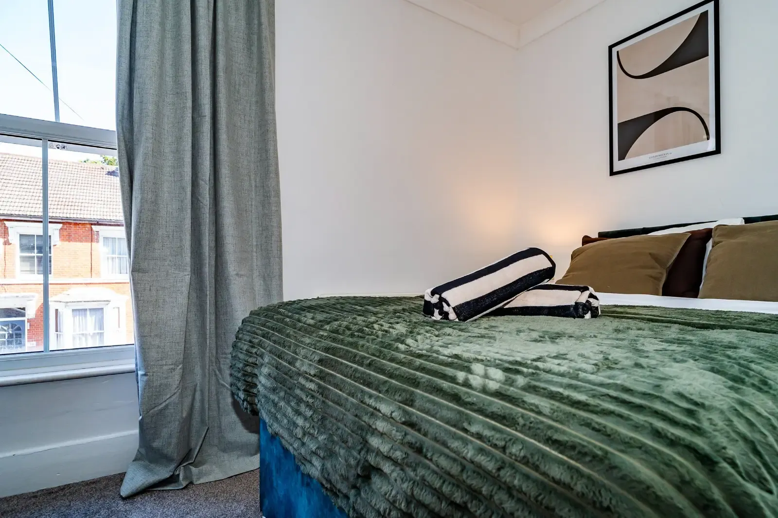 4-Bed Sleeps 10| City Centre - Insurance Relocators & Contractors Welcome in ME14 2SH - Property image 7 - VivreStays