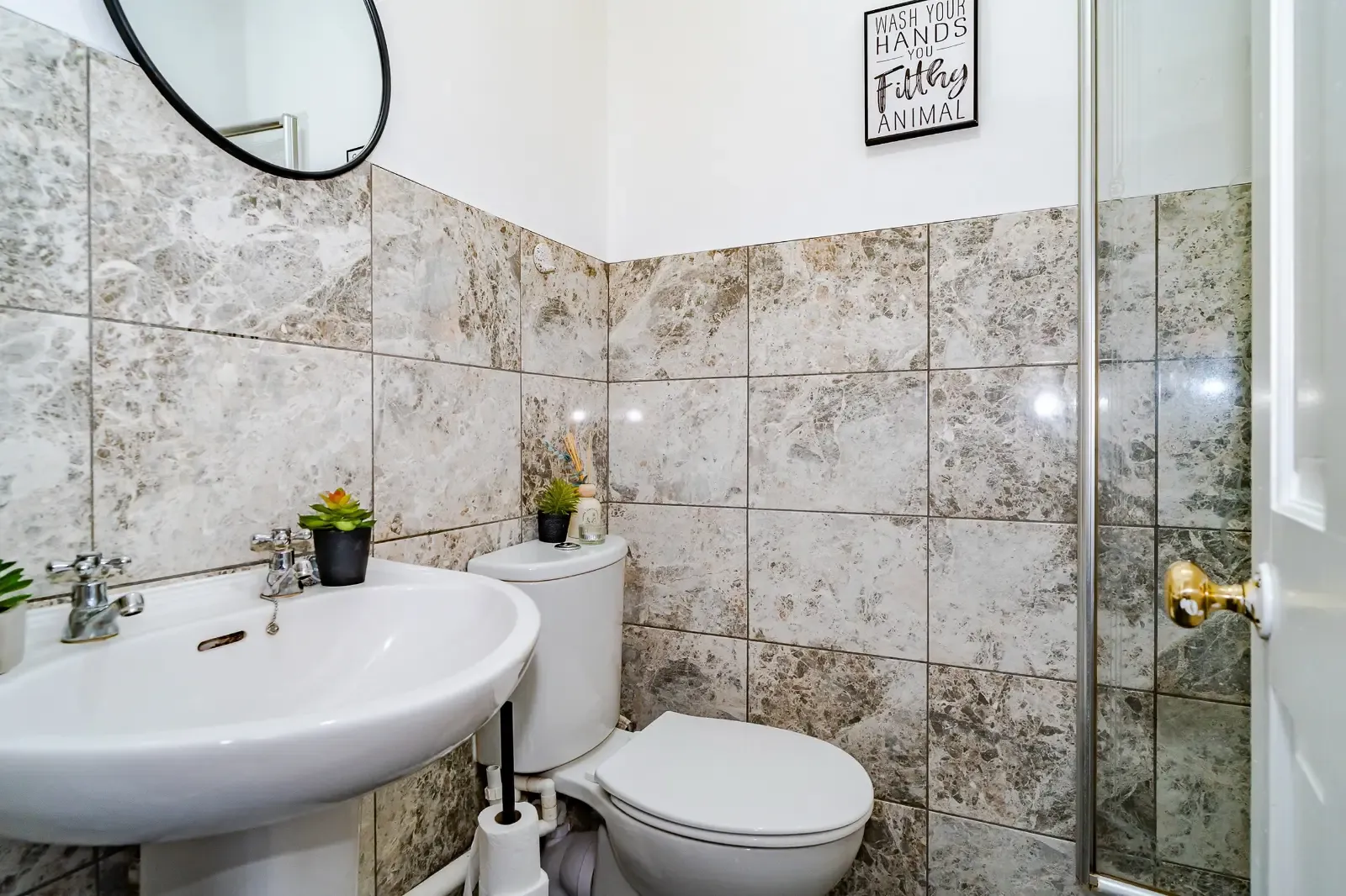 4-Bed Sleeps 10| City Centre - Insurance Relocators & Contractors Welcome in ME14 2SH - Property image 8 - VivreStays