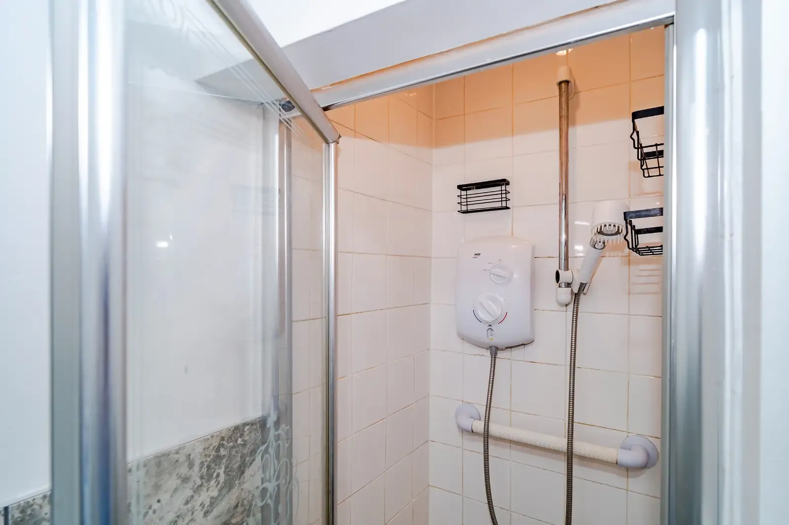 4-Bed Sleeps 10| City Centre - Insurance Relocators & Contractors Welcome in ME14 2SH - Property image 10 - VivreStays