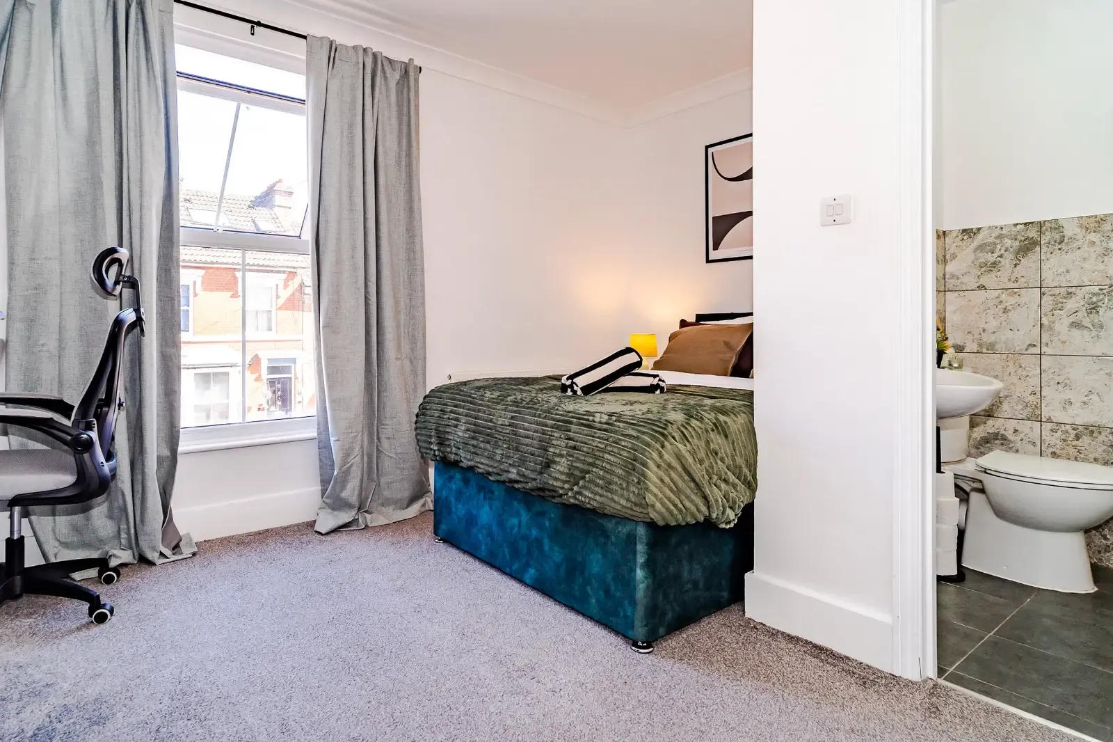 4-Bed Sleeps 10| City Centre - Insurance Relocators & Contractors Welcome in ME14 2SH - Property image 11 - VivreStays