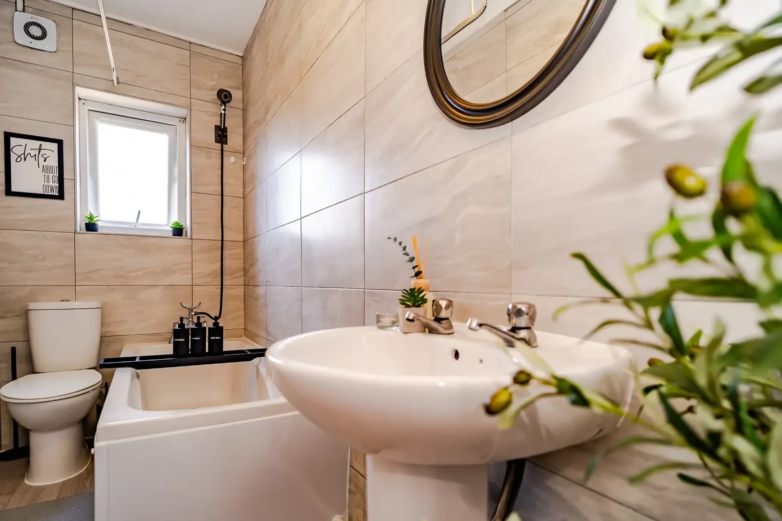 4-Bed Sleeps 10| City Centre - Insurance Relocators & Contractors Welcome in ME14 2SH - Property image 19 - VivreStays