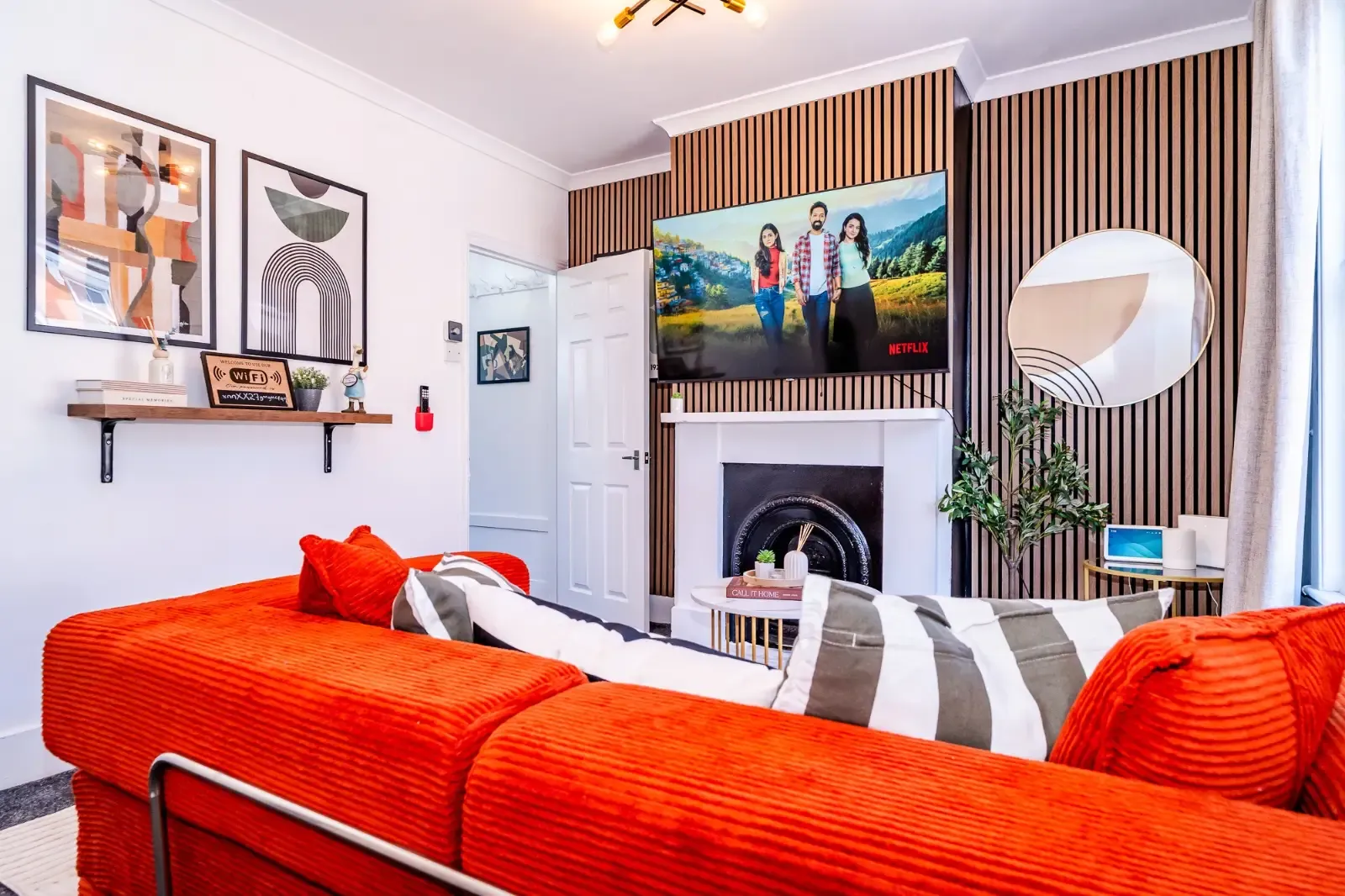 4-Bed Sleeps 10| City Centre - Insurance Relocators & Contractors Welcome serviced apartment - Maidstone - VivreStays