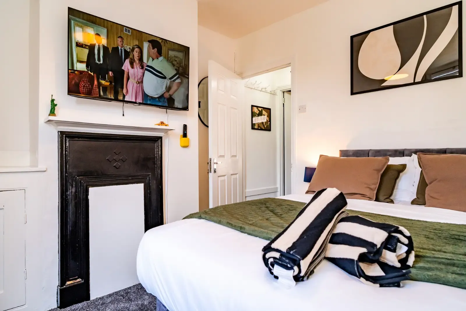 4-Bed Sleeps 10| City Centre - Insurance Relocators & Contractors Welcome in ME14 2SH - Property image 22 - VivreStays