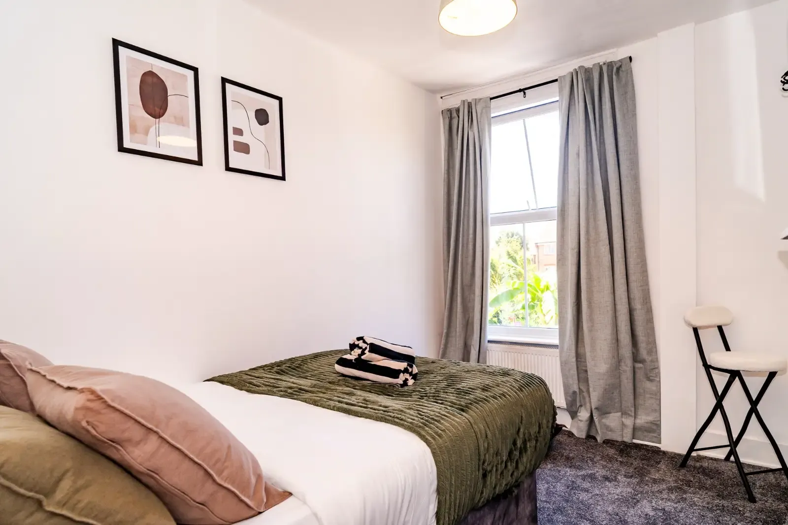 4-Bed Sleeps 10| City Centre - Insurance Relocators & Contractors Welcome in ME14 2SH - Property image 24 - VivreStays
