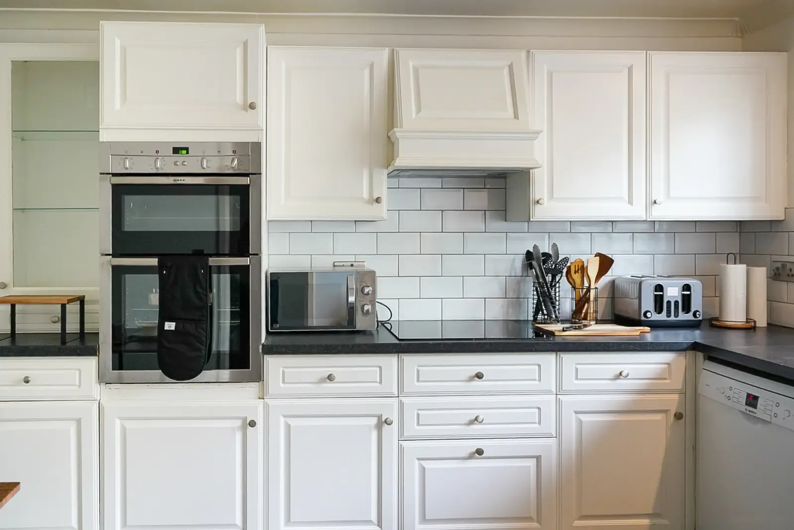 Executive 4-BR Residence with Private Parking – Putney Heath, London in 4 Divis Way, SW15 5DG - Property image 4 - VivreStays