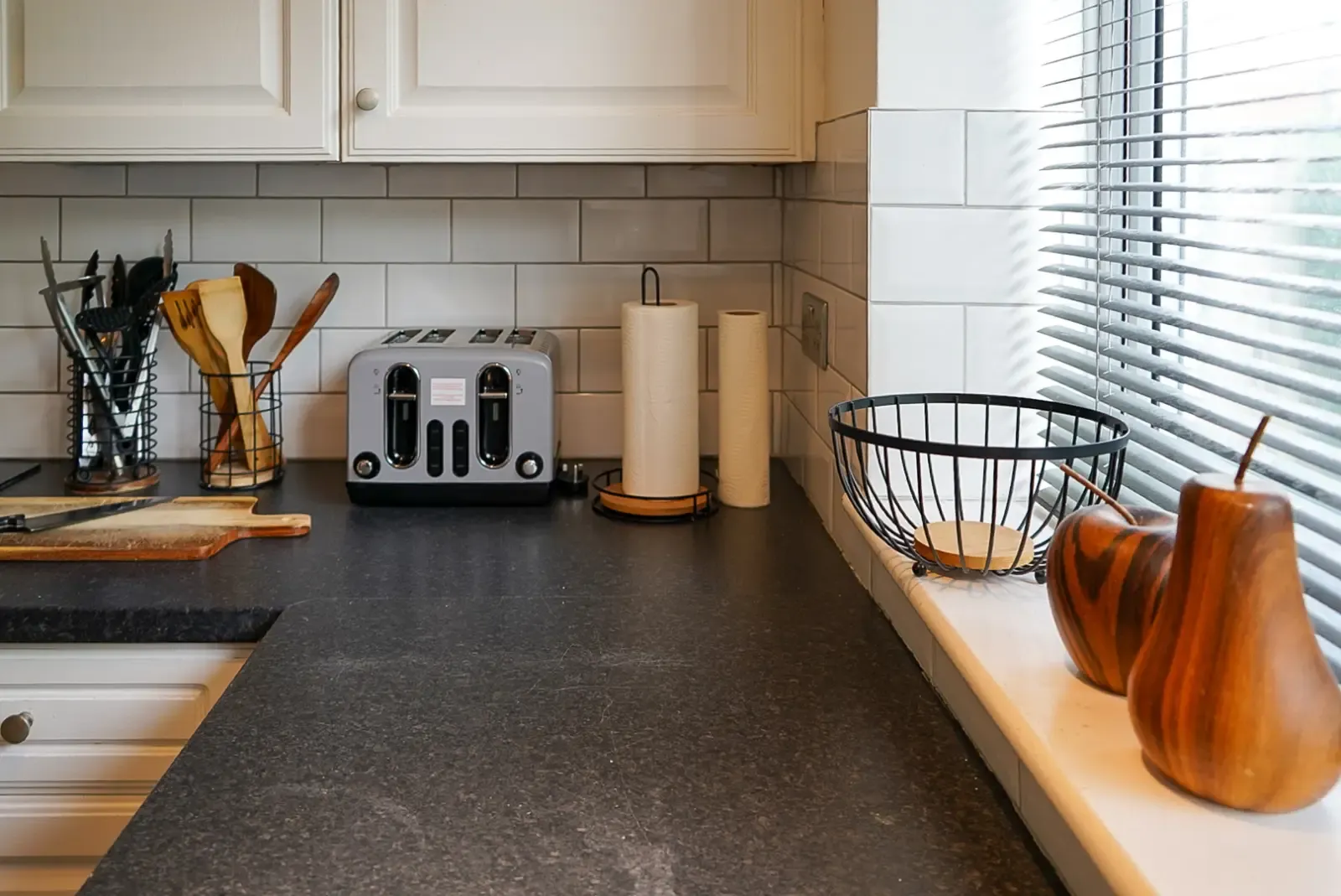 Executive 4-BR Residence with Private Parking – Putney Heath, London in 4 Divis Way, SW15 5DG - Property image 3 - VivreStays