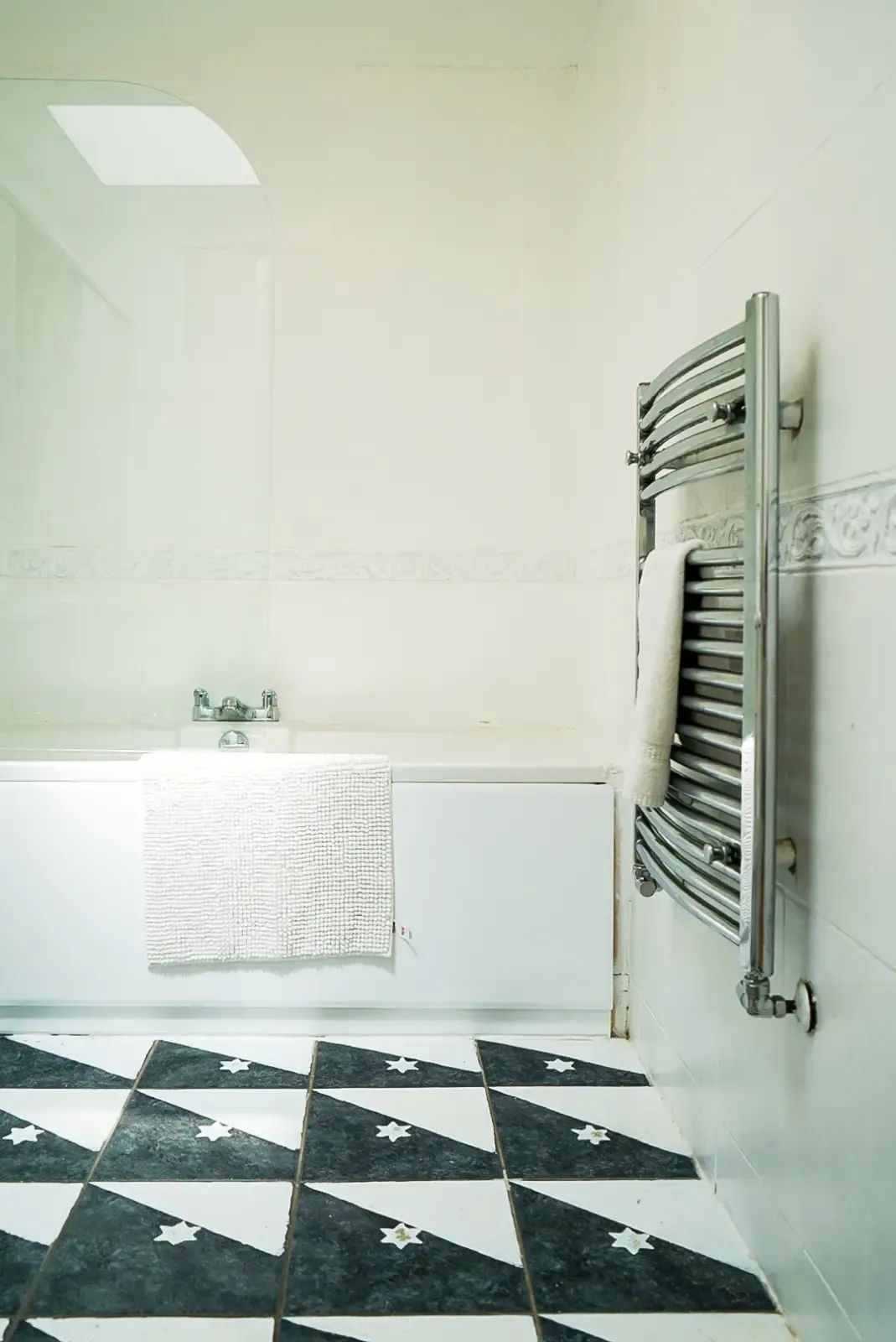 Executive 4-BR Residence with Private Parking – Putney Heath, London in 4 Divis Way, SW15 5DG - Property image 25 - VivreStays