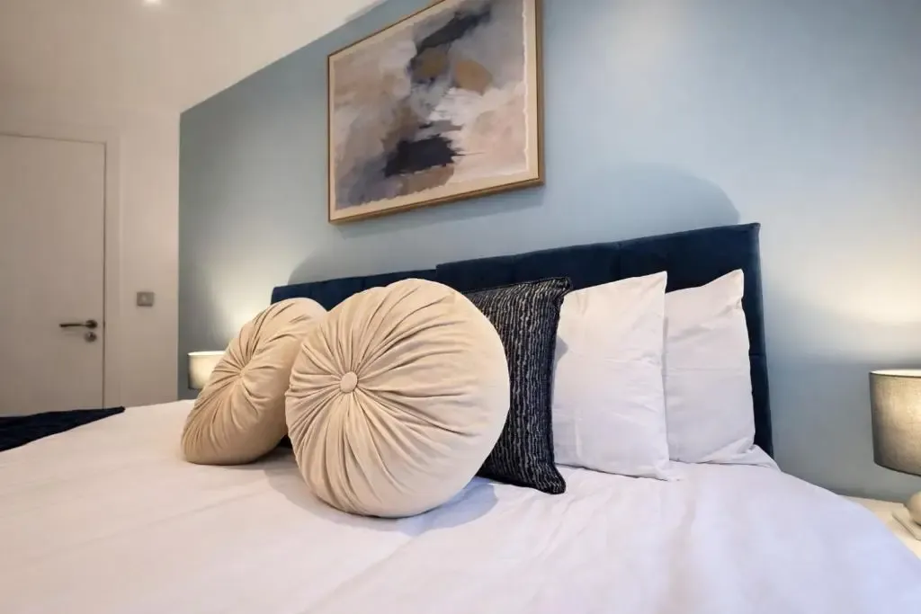 2 Bed 2 Bath Birmingham City Centre Apartment with secure Parking in B16 8AE, Birmingham, West Midlands, England, United Kingdom - Property image 5 - VivreStays