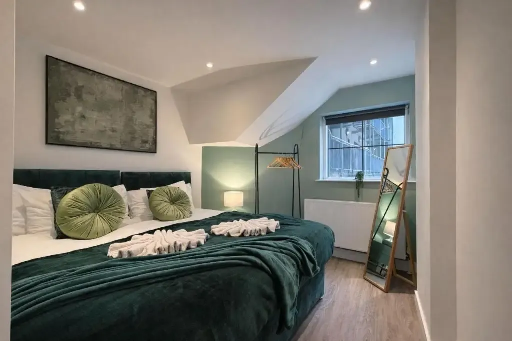 2 Bed 2 Bath Birmingham City Centre Apartment with secure Parking in B16 8AE, Birmingham, West Midlands, England, United Kingdom - Property image 3 - VivreStays