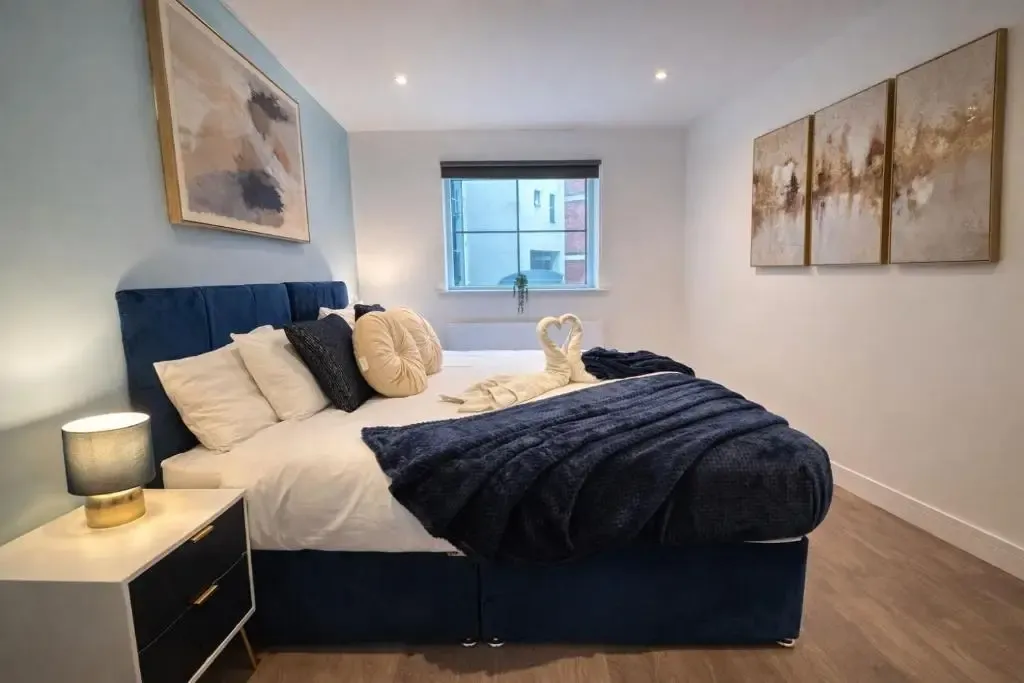 2 Bed 2 Bath Birmingham City Centre Apartment with secure Parking in B16 8AE, Birmingham, West Midlands, England, United Kingdom - Property image 4 - VivreStays