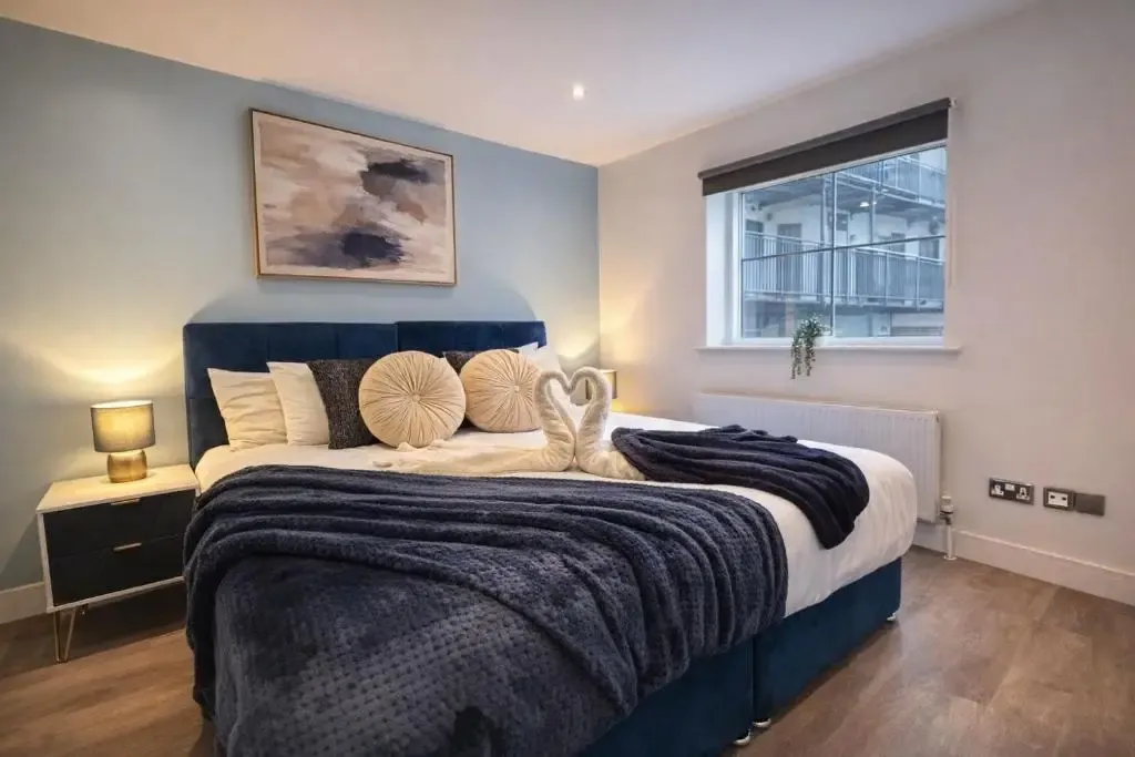 2 Bed 2 Bath Birmingham City Centre Apartment with secure Parking in B16 8AE, Birmingham, West Midlands, England, United Kingdom - Property image 2 - VivreStays