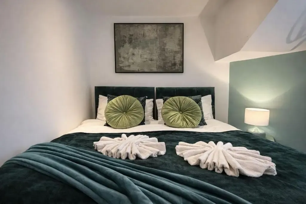 2 Bed 2 Bath Birmingham City Centre Apartment with secure Parking in B16 8AE, Birmingham, West Midlands, England, United Kingdom - Property image 6 - VivreStays