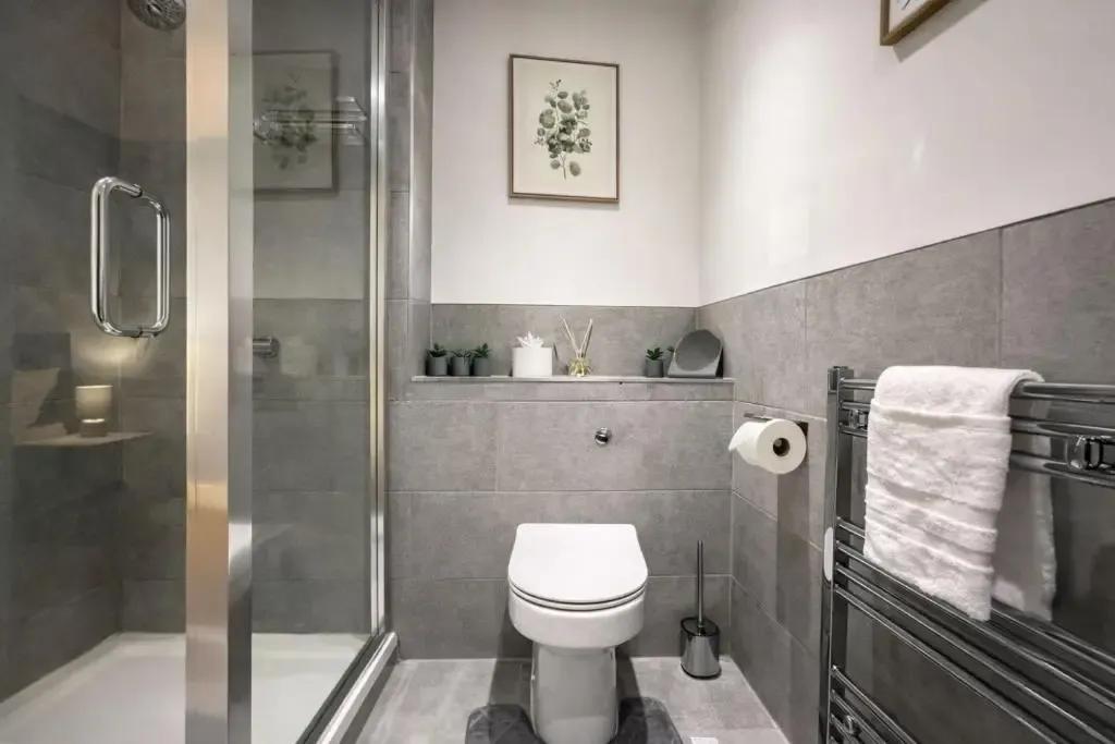 2 Bed 2 Bath Birmingham City Centre Apartment with secure Parking in B16 8AE, Birmingham, West Midlands, England, United Kingdom - Property image 16 - VivreStays