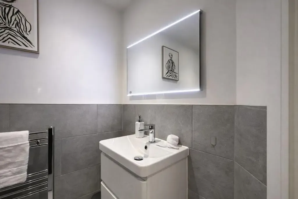 2 Bed 2 Bath Birmingham City Centre Apartment with secure Parking in B16 8AE, Birmingham, West Midlands, England, United Kingdom - Property image 17 - VivreStays