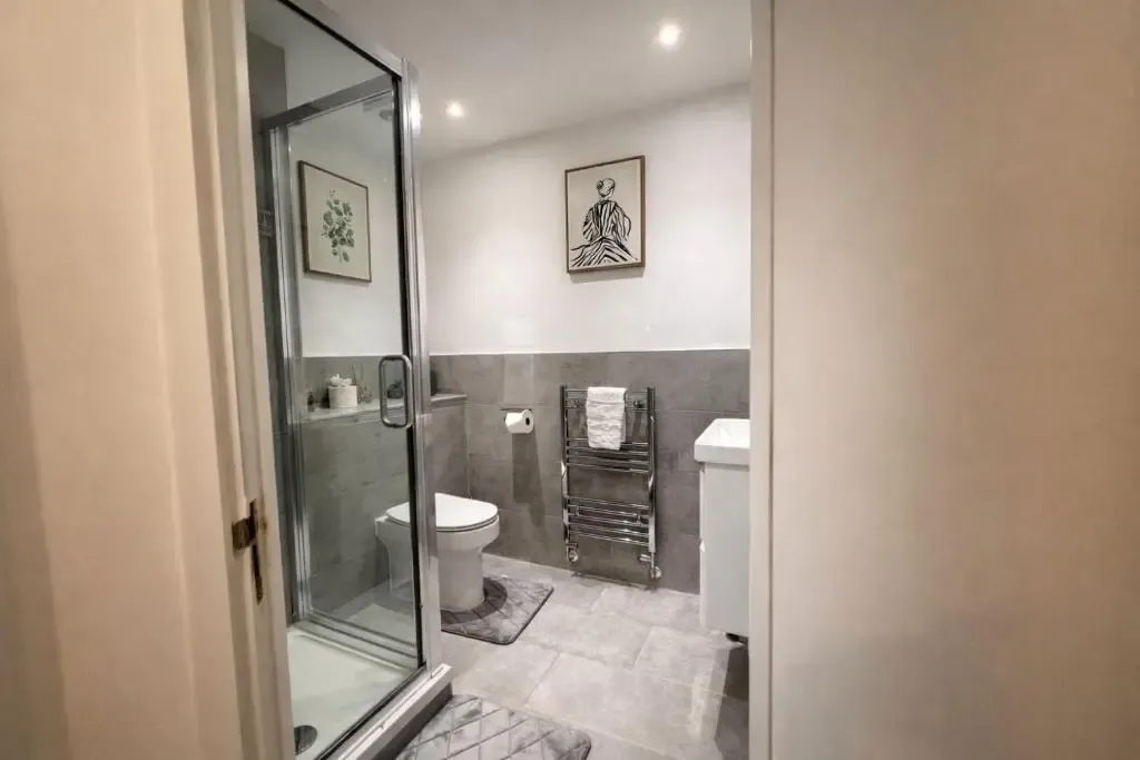 2 Bed 2 Bath Birmingham City Centre Apartment with secure Parking in B16 8AE, Birmingham, West Midlands, England, United Kingdom - Property image 15 - VivreStays