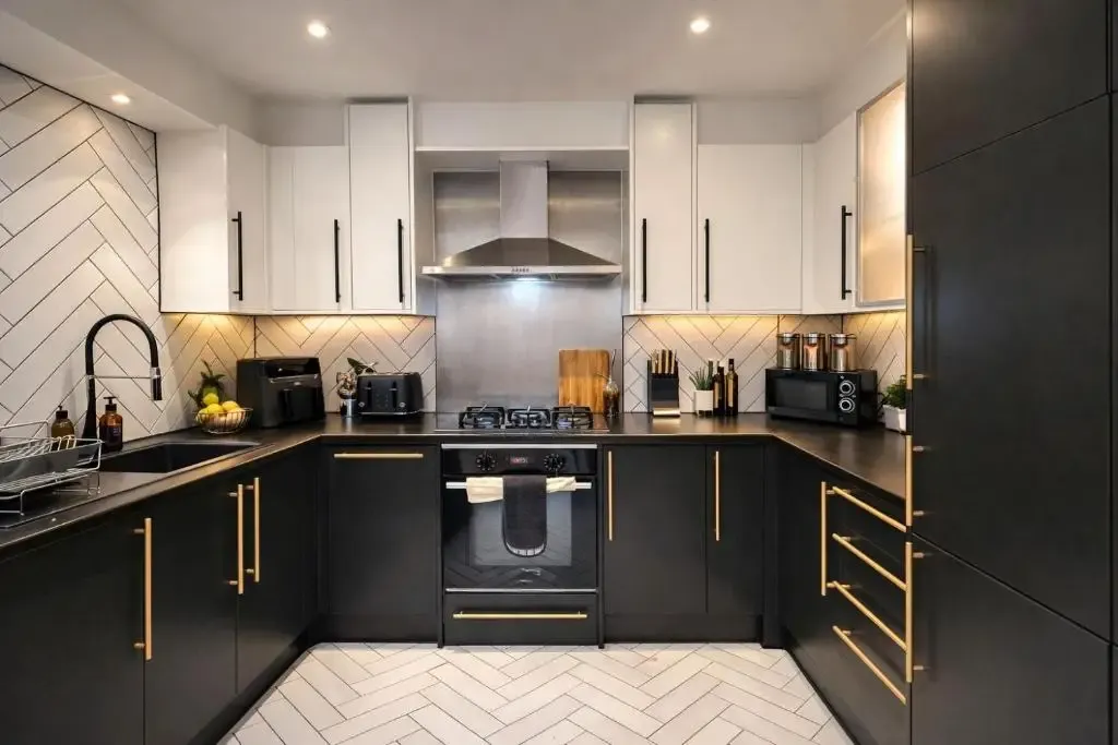 2 Bed 2 Bath Birmingham City Centre Apartment with secure Parking in B16 8AE, Birmingham, West Midlands, England, United Kingdom - Property image 7 - VivreStays